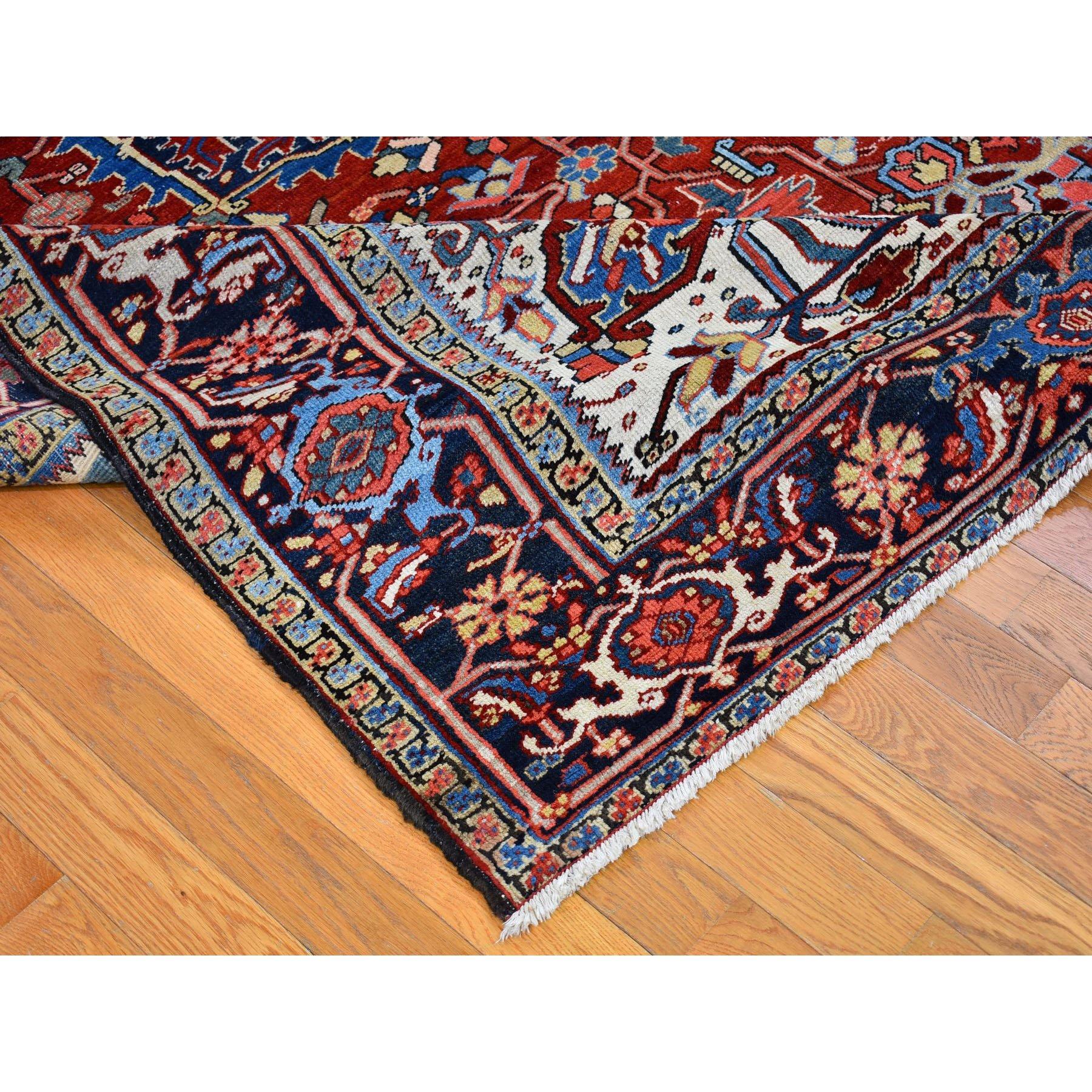 Début du 20ème siècle Tapis persan ancien Heriz rouge brillant et vif teinté en laine nouée à la main en vente