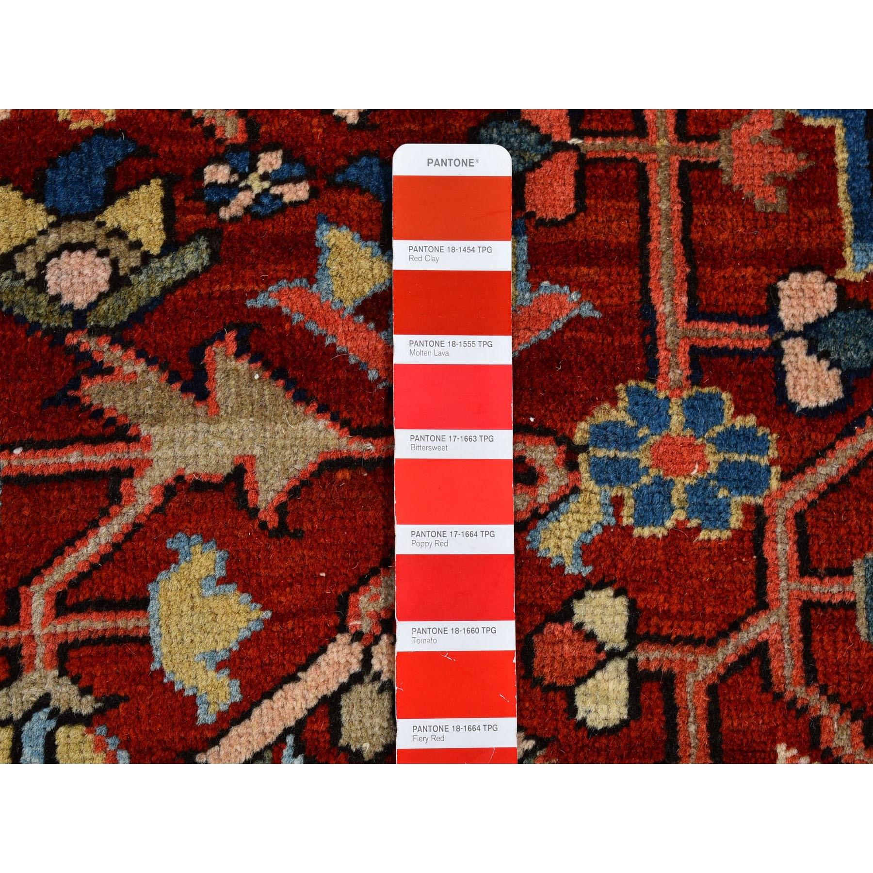 Laine Tapis persan ancien Heriz rouge brillant et vif teinté en laine nouée à la main en vente