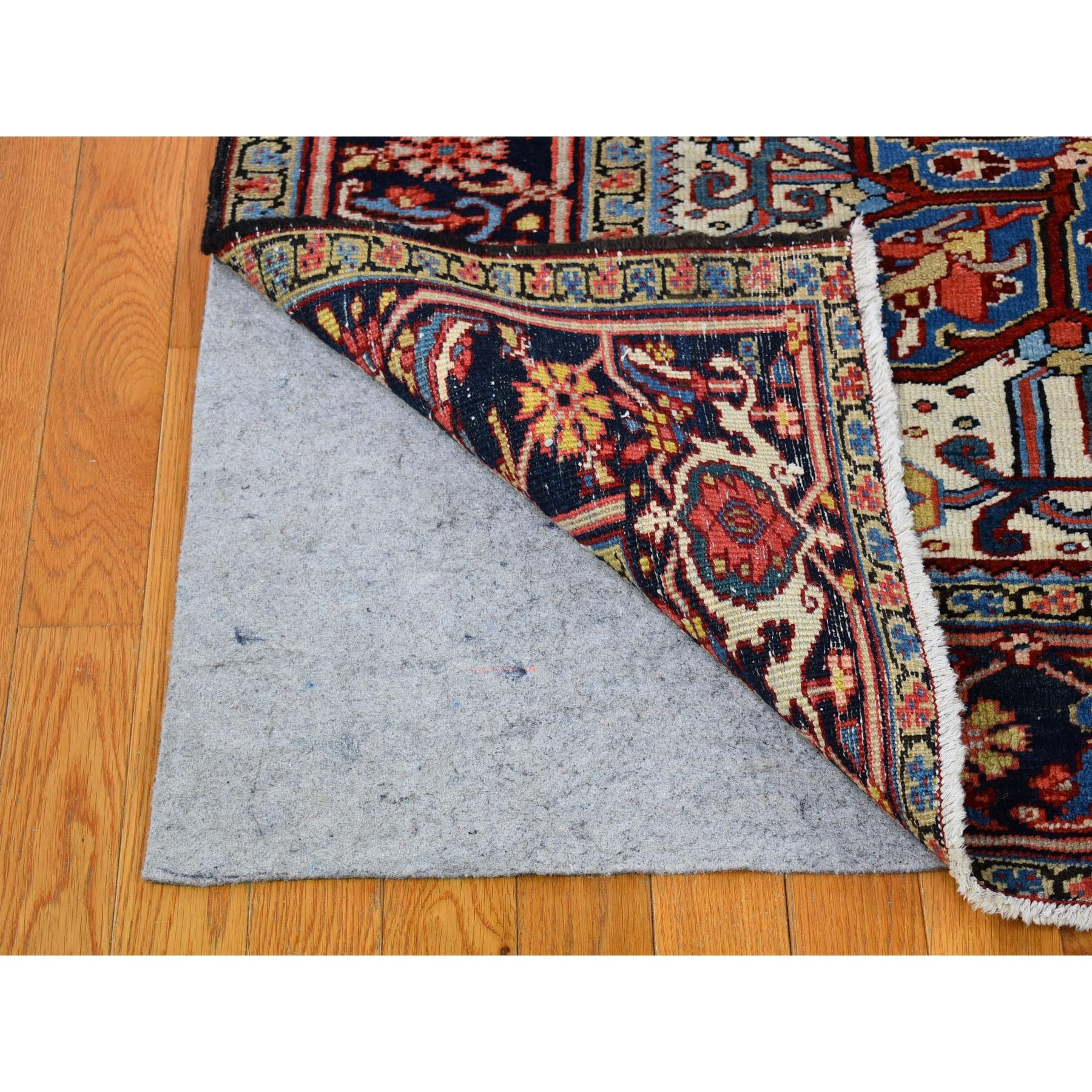 Tapis persan ancien Heriz rouge brillant et vif teinté en laine nouée à la main en vente 1