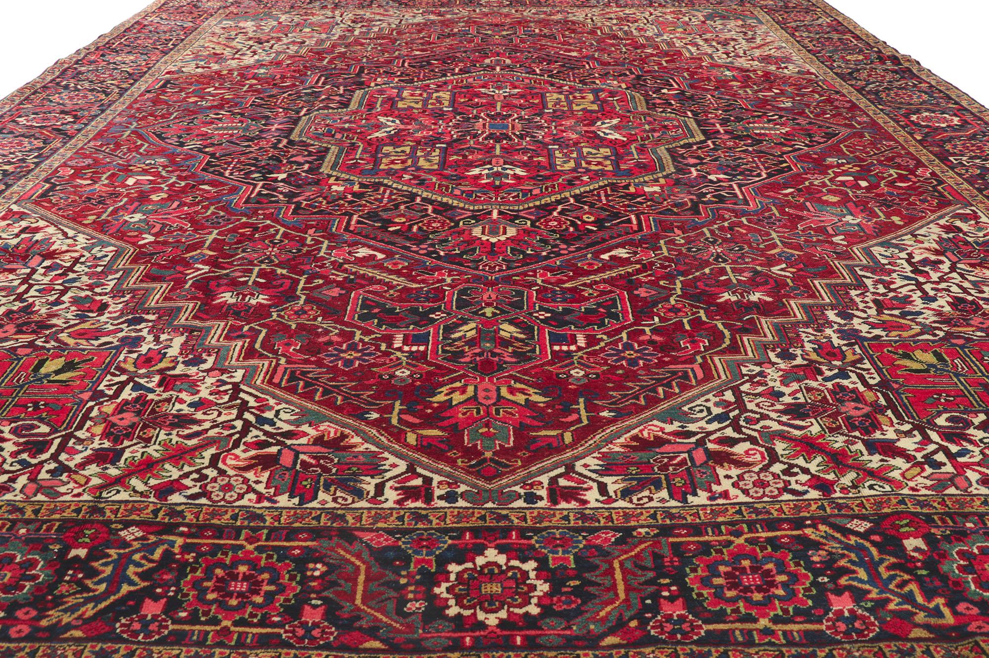 Antiker persischer Heriz-Teppich aus Persien, 11'05 x 14'06 (Persisch) im Angebot
