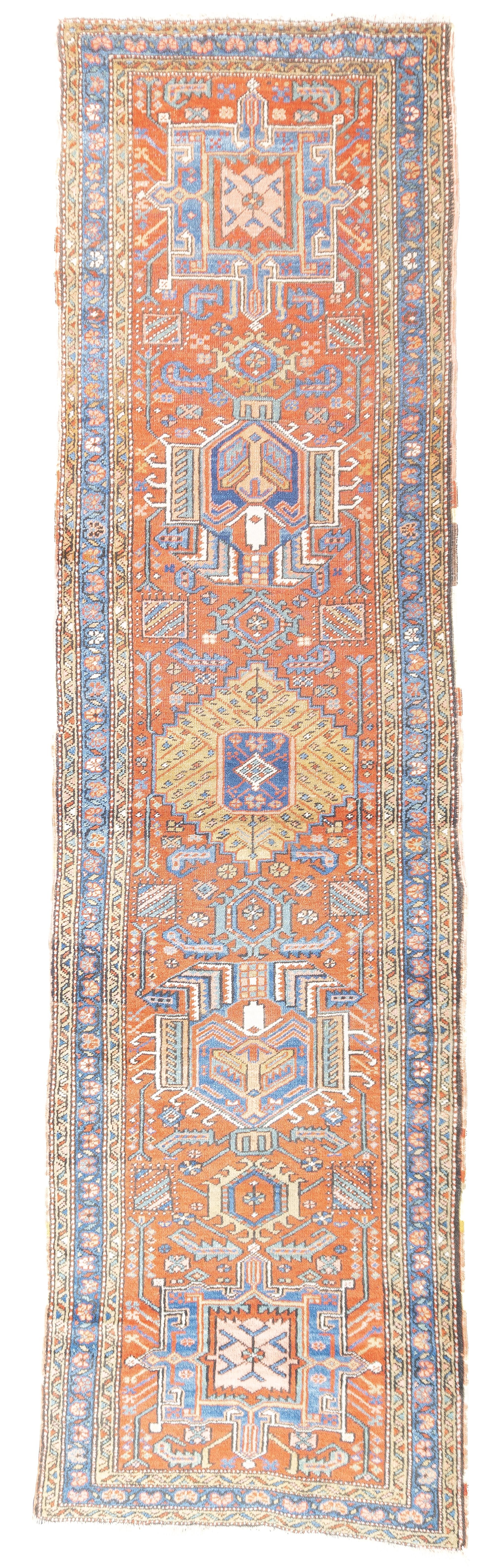 Tappeto antico persiano Heriz 3' x 11'. I numerosi tappeti del famoso distretto di tessitura persiano del nord-ovest, dai piccoli sparsi ai tappeti giganti e ad alcune passatoie, in motivi semi-geometrici a medaglione, centralizzati e rigorosamente