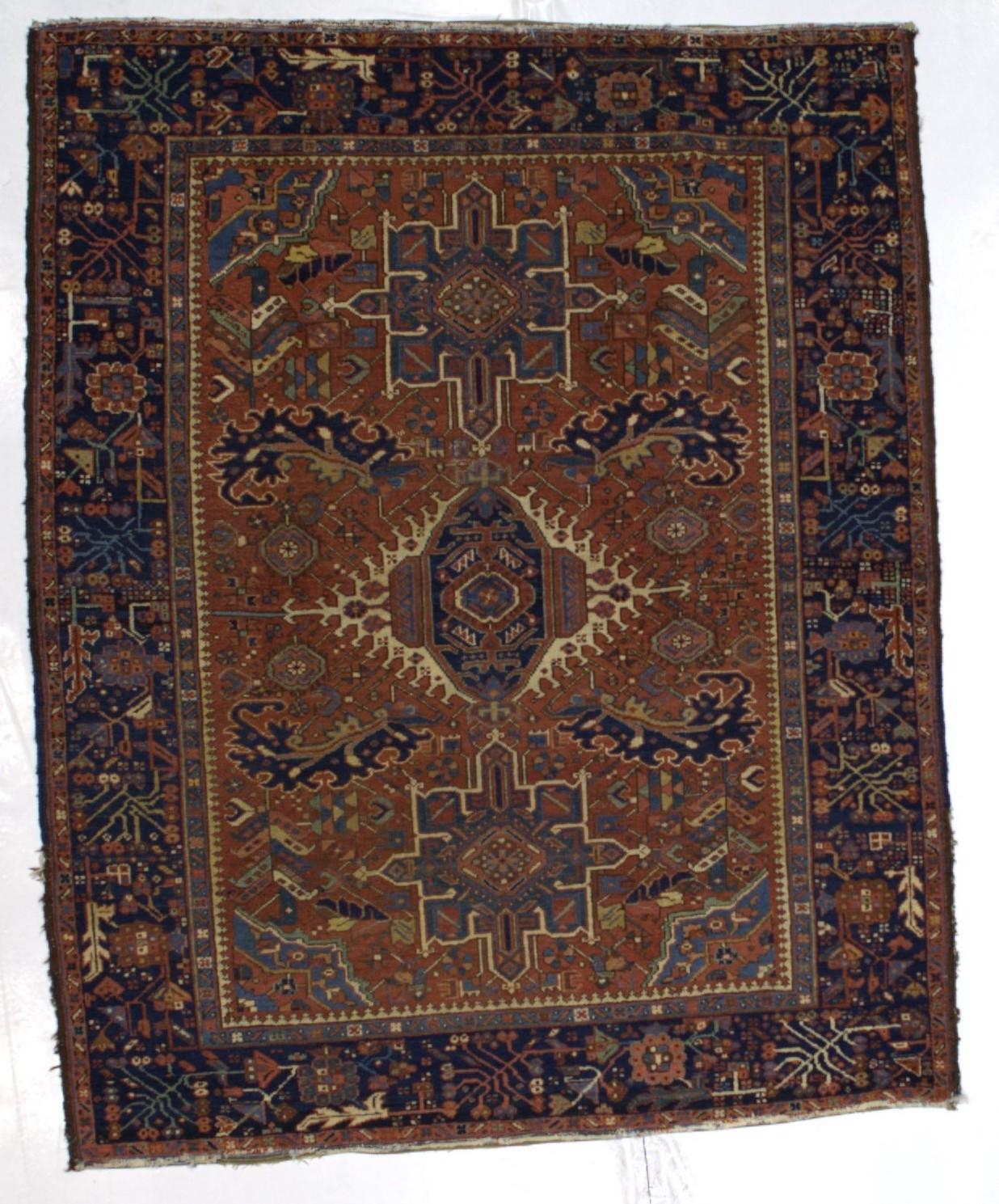 Antiker persischer Heriz-Teppich 4'10
