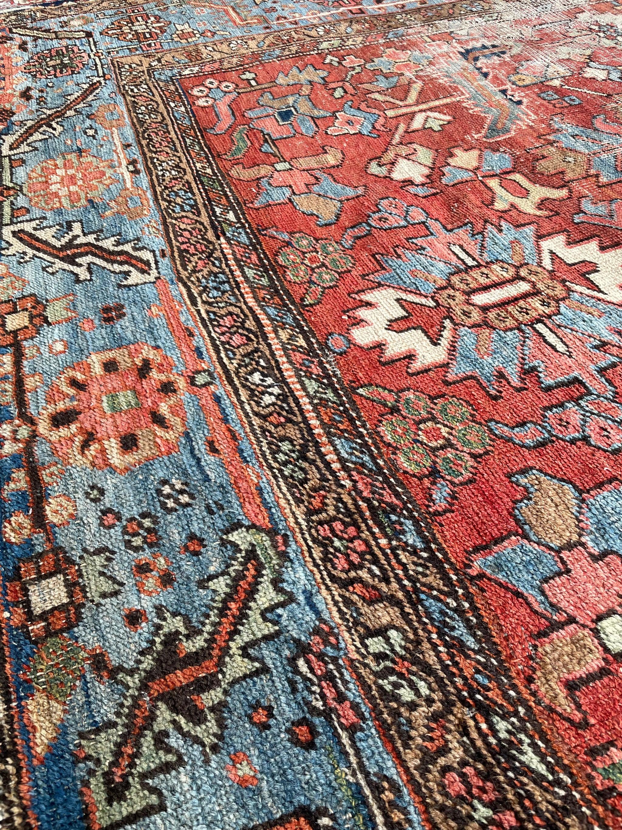 Superbe  & Optimiste Blooming Jungle Tapis ancien Rust, Sunflower, Ice Blue, Salmon, Pinks, Greens

A propos : C'est drôle parce qu'il y a un NOUVEAU dicton dans le monde du tapis : les mauvais tapis se photographient bien, les bons tapis se