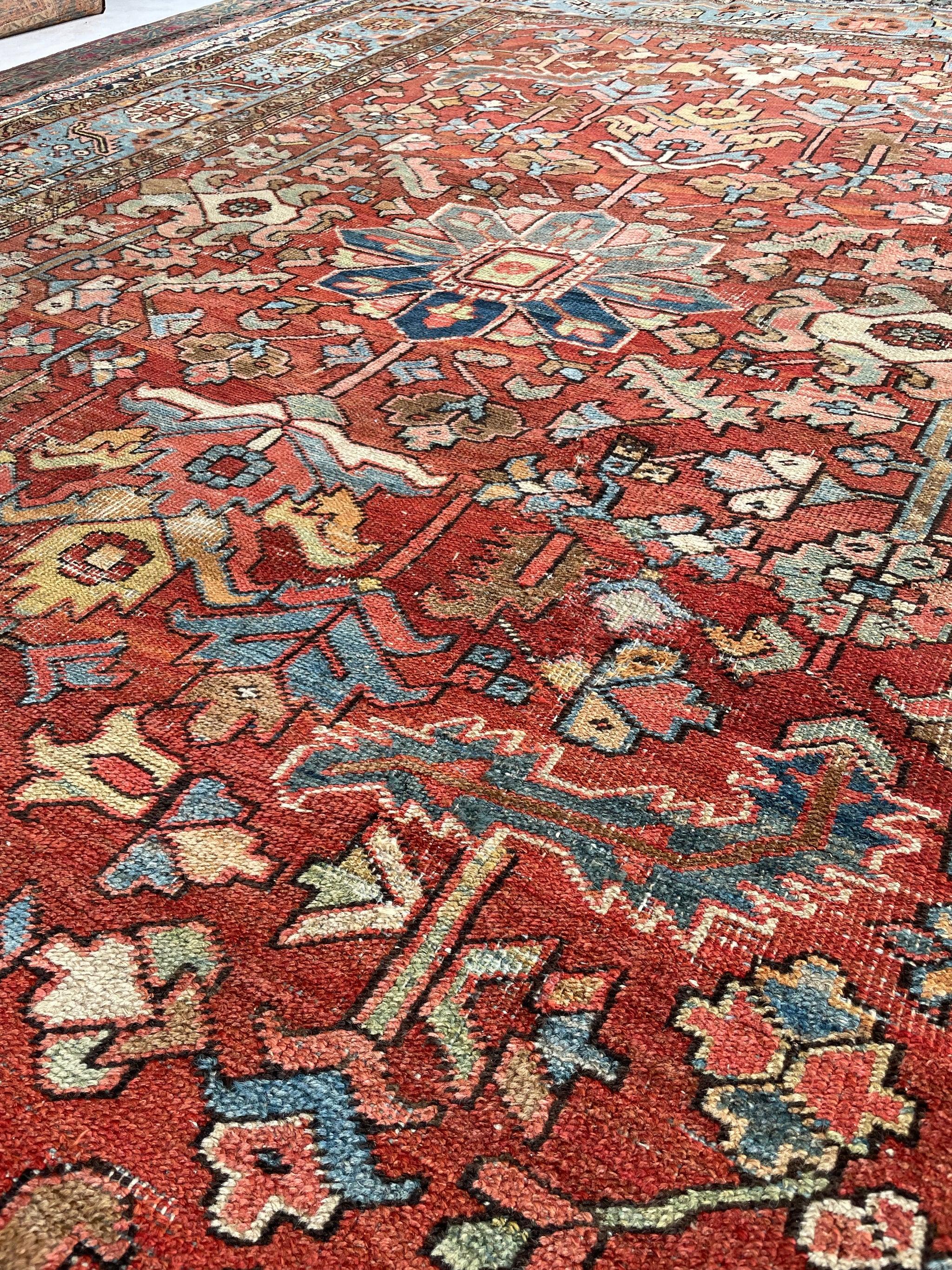 Noué à la main Tapis persan ancien Heriz, vers 1915-1925 en vente