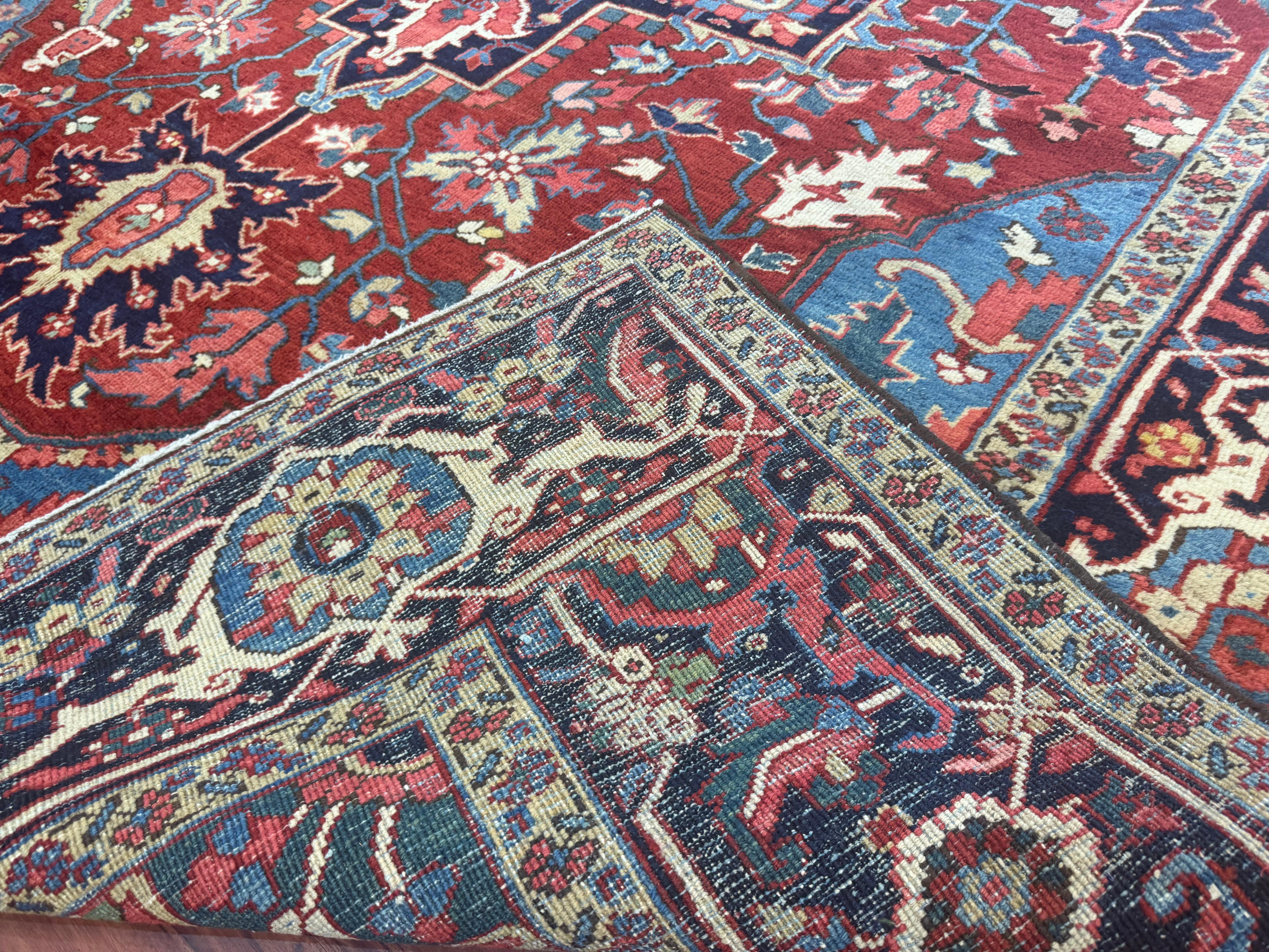Dieser exquisite antike persische Heriz-Teppich aus dem Iran der frühen 1900er Jahre ist ein bemerkenswertes Beispiel für persische Handwerkskunst, Geschichte und Kunstfertigkeit. Dieser Teppich wurde von Meisterhandwerkern mit altehrwürdigen