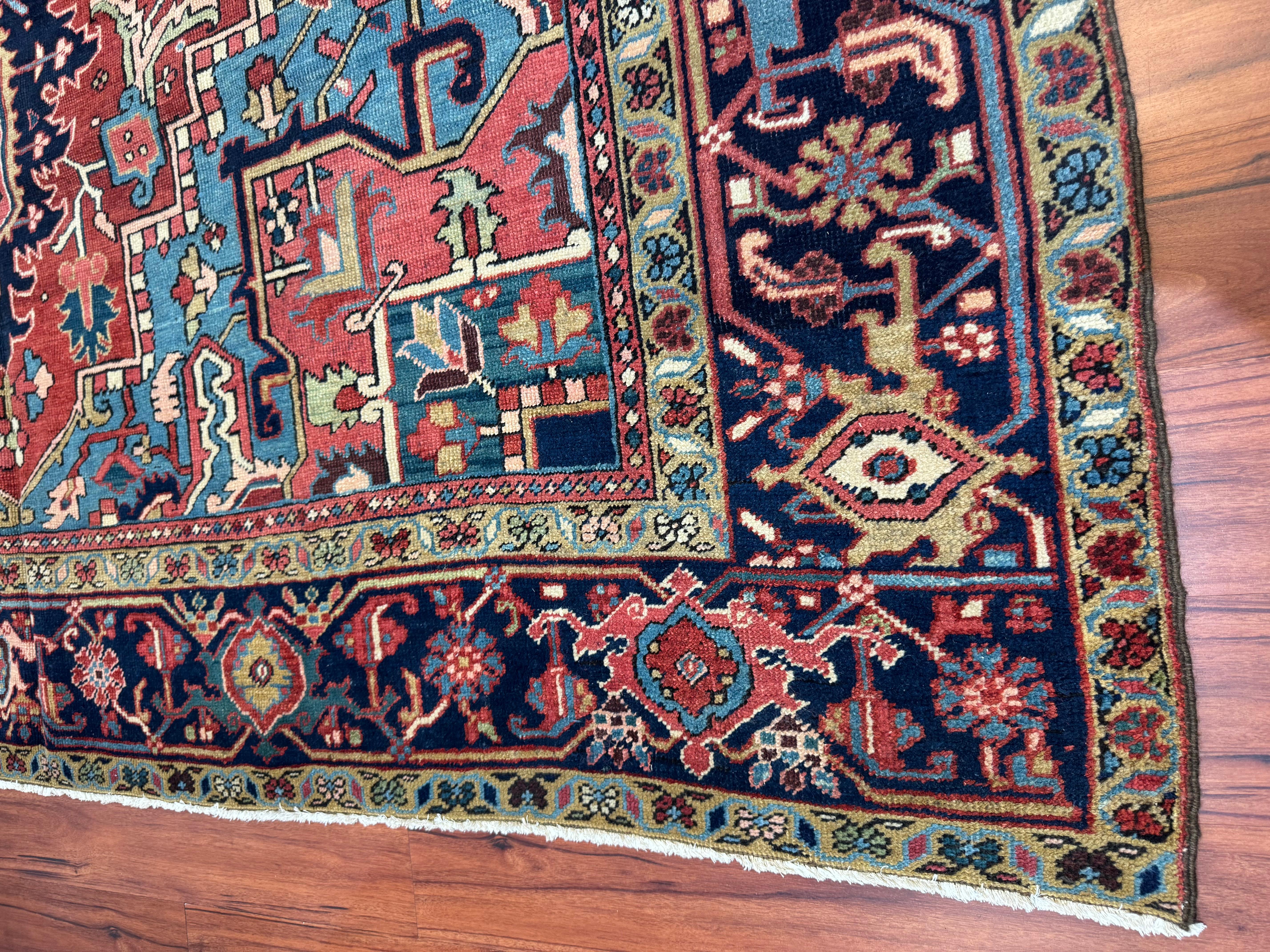 Dieser exquisite antike persische Heriz-Teppich aus dem Iran der frühen 1900er Jahre ist ein bemerkenswertes Beispiel für persische Handwerkskunst, Geschichte und Kunstfertigkeit. Dieser Teppich wurde von Meisterhandwerkern mit altehrwürdigen