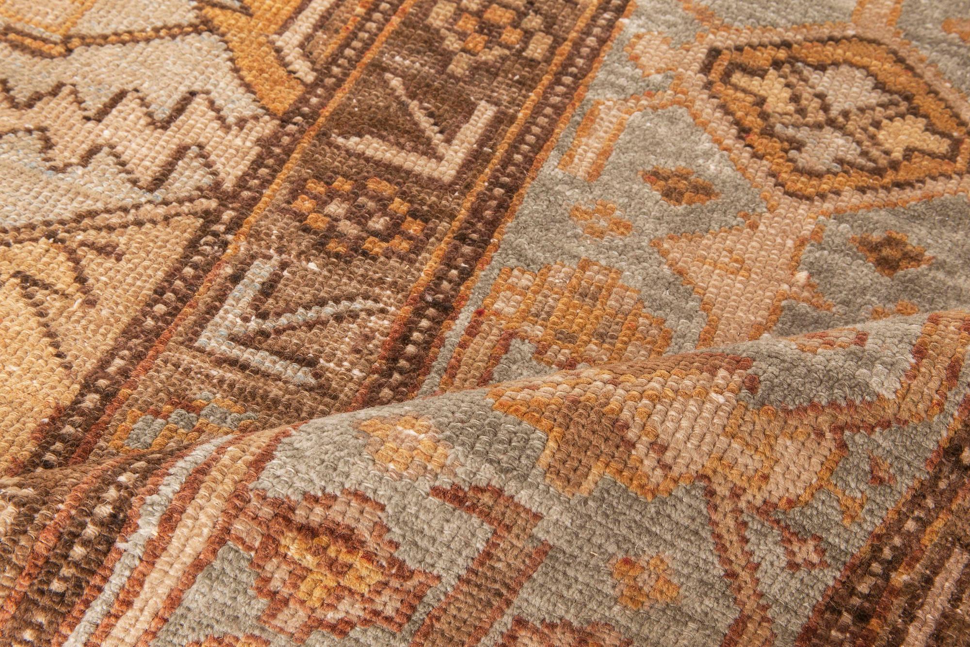 Fine Antique Persian Heriz rug
Size: 7'5