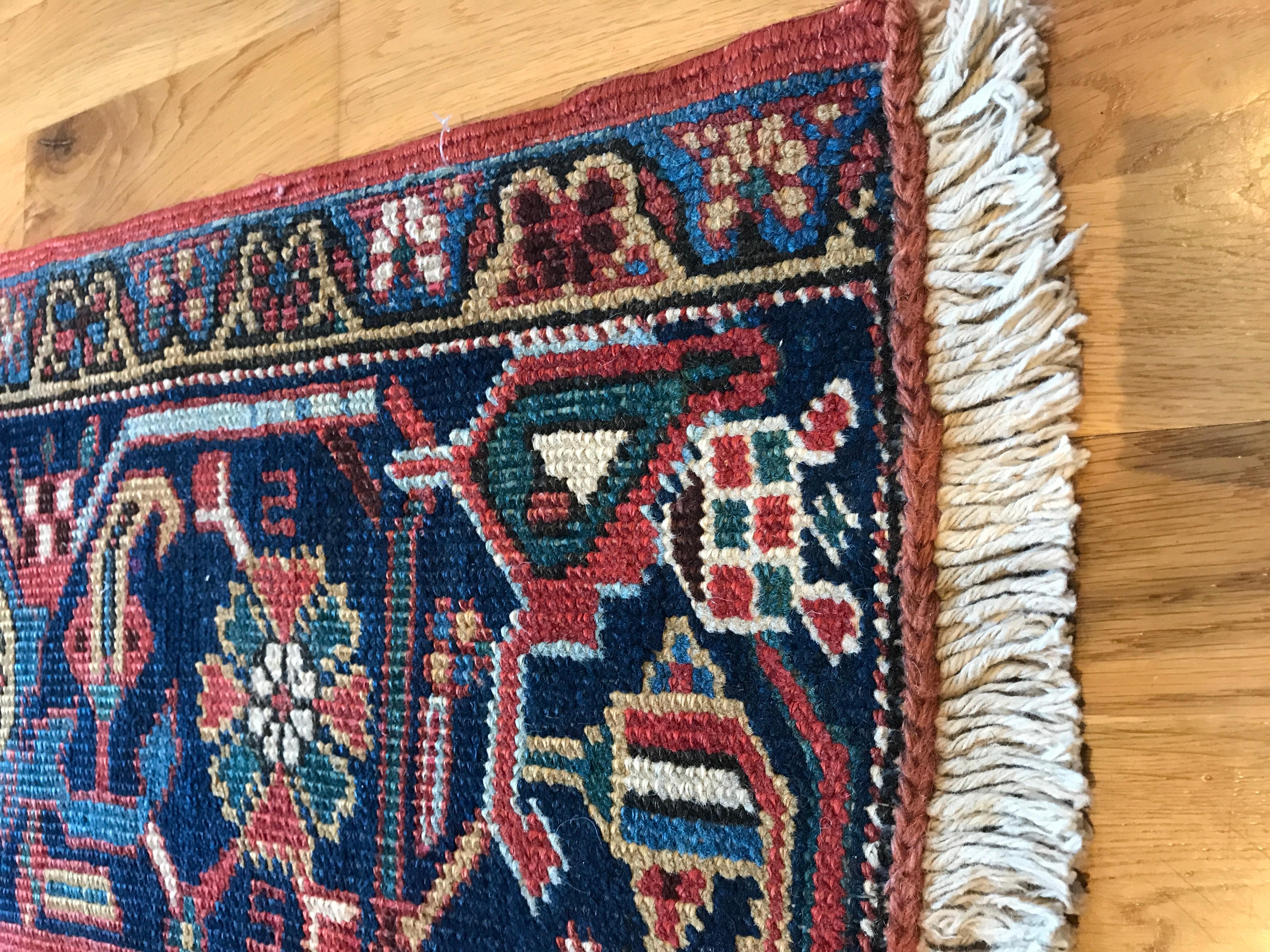 Verströmen Sie Eleganz und Raffinesse mit diesem antiken persischen Heriz-Teppich. Sein exquisites, aus reiner Wolle gefertigtes Design verleiht jedem Raum eine luxuriöse Note. Entdecken Sie die zeitlose Schönheit dieses Stücks, das den Test der