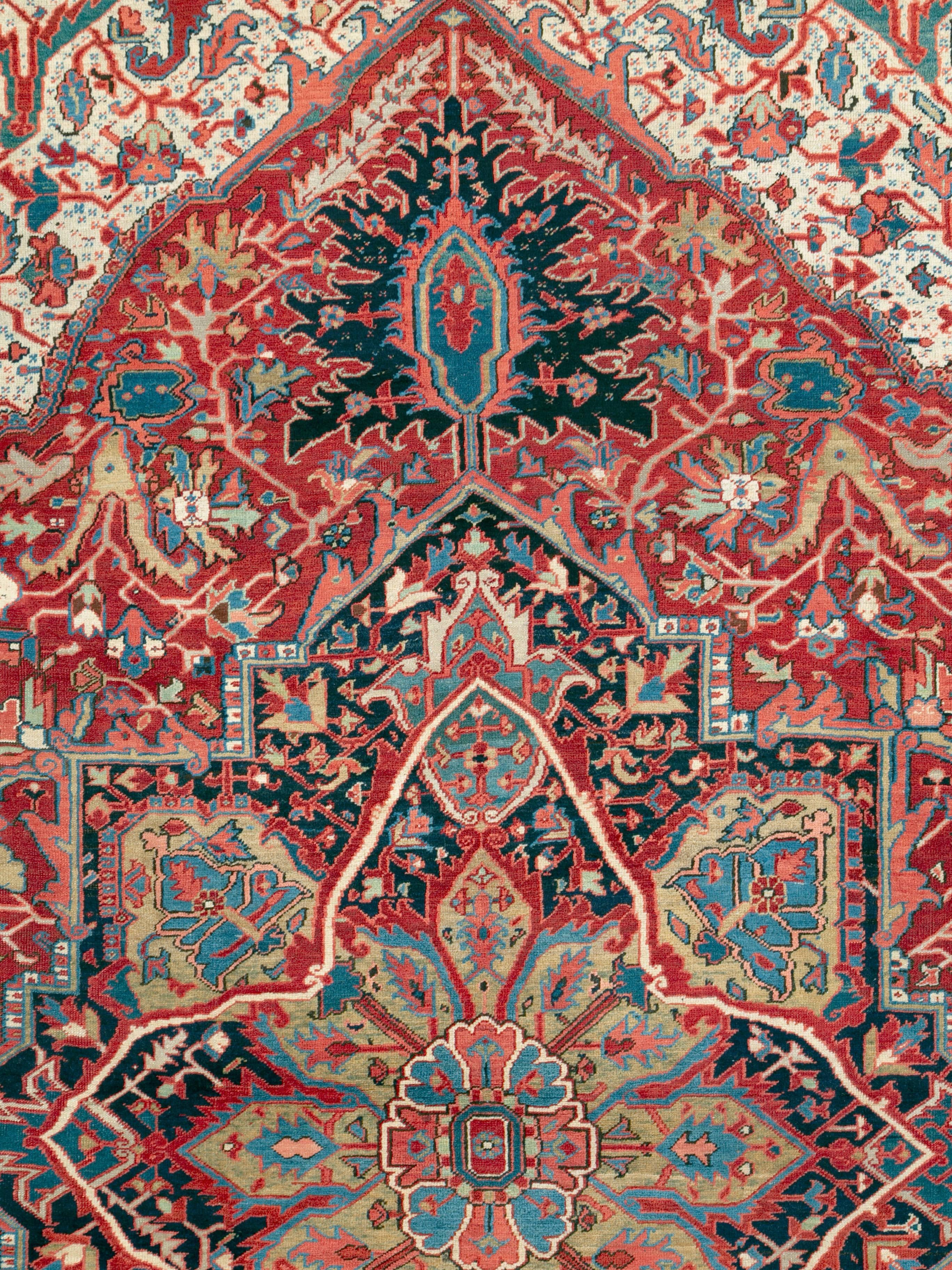 An antique Persian Heriz rug from the early 20th century.

Measures: 11' 8