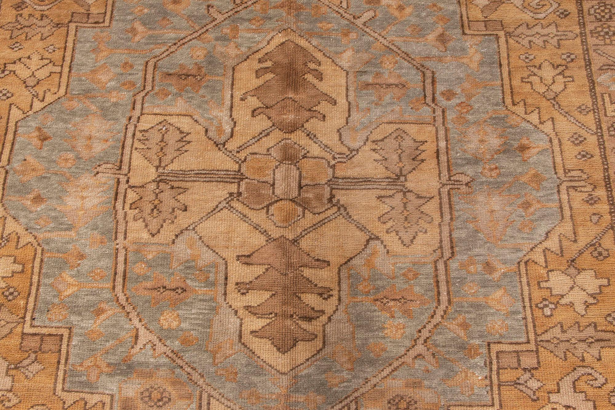 Fine Antique Persian Heriz Rug In Good Condition For Sale In New York, NY