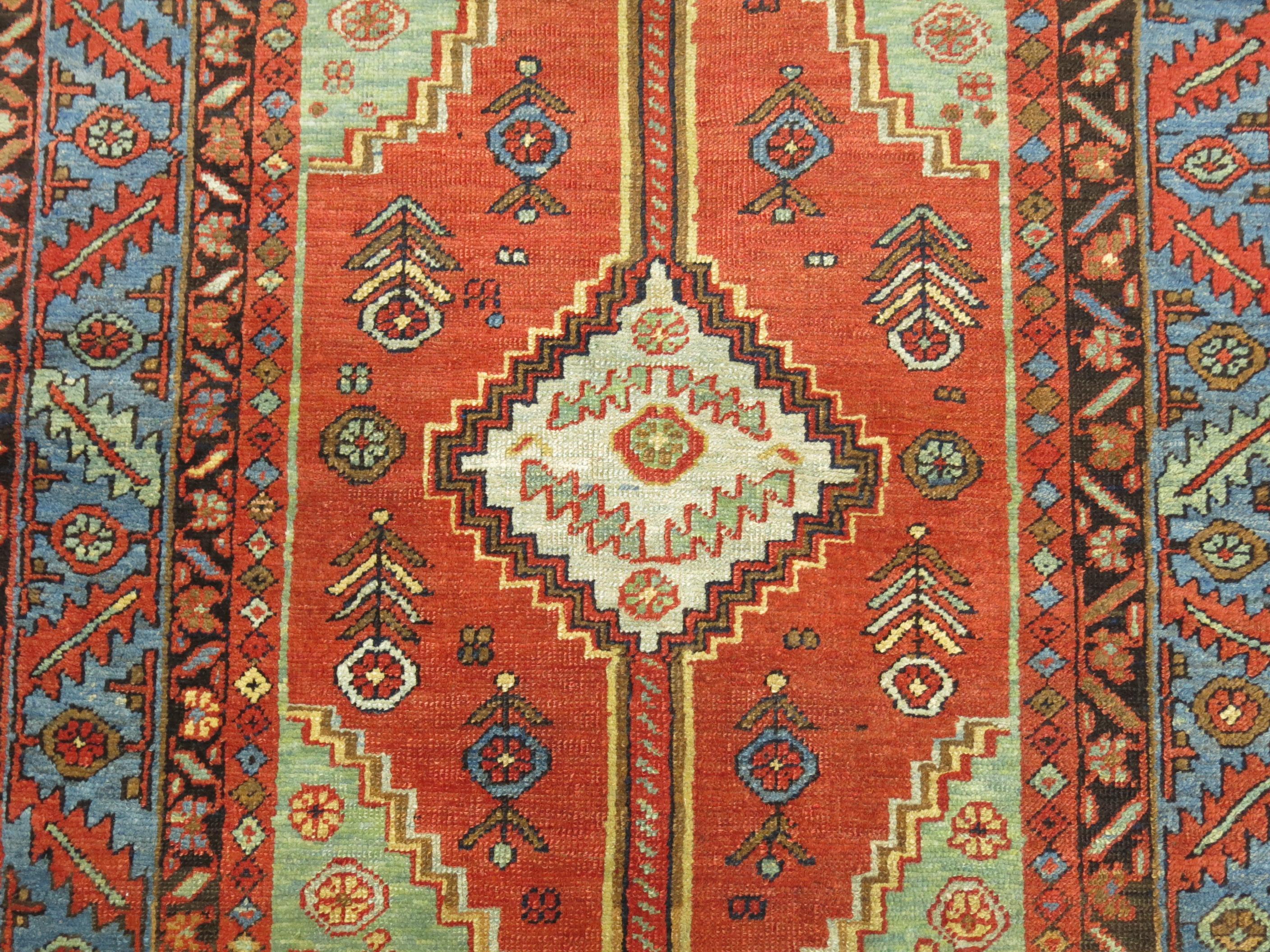 Antiker persischer Heriz-Teppich (Persisch) im Angebot