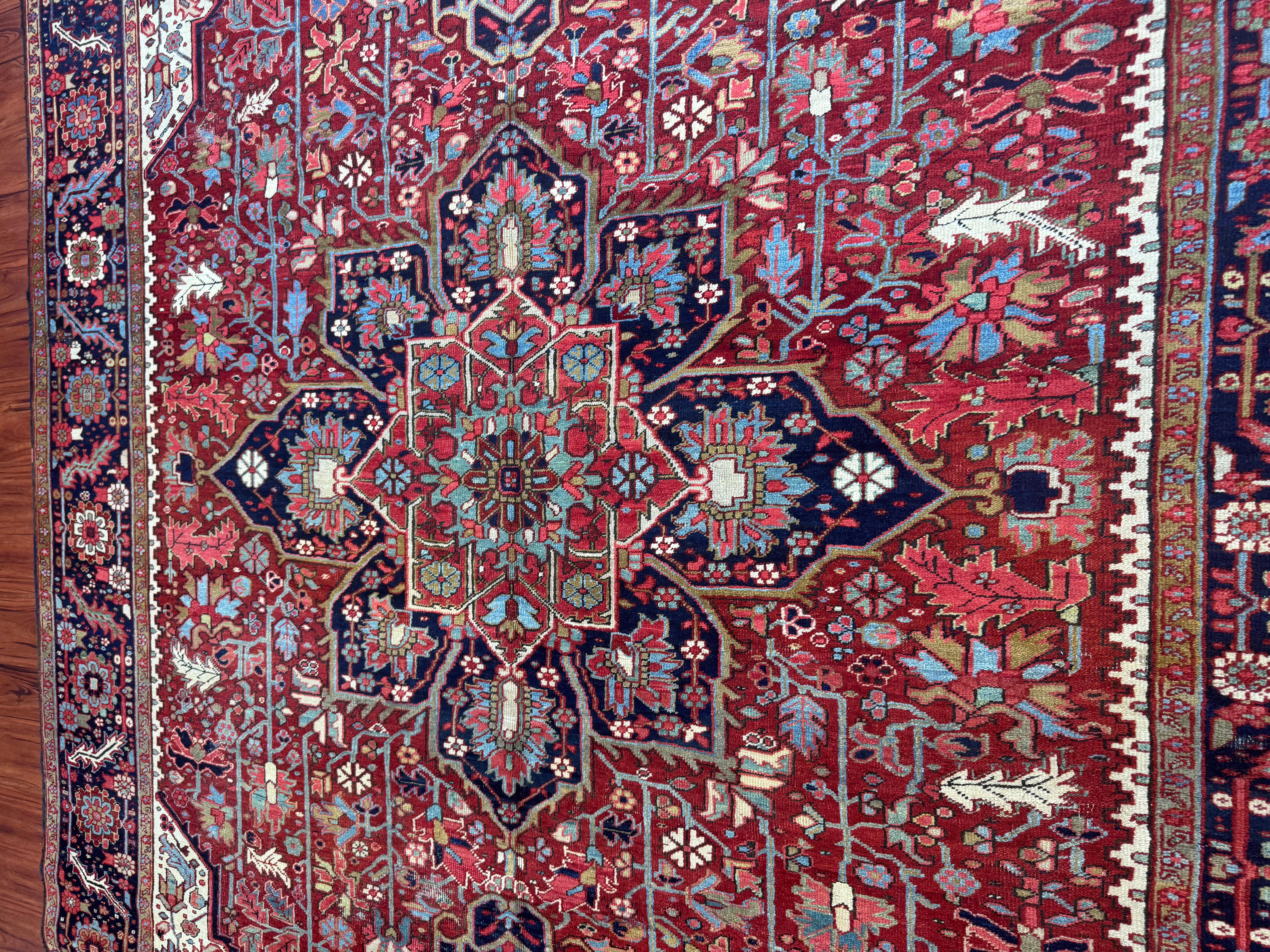 Antique Persian Heriz Rug In Good Condition For Sale In Gainesville, VA