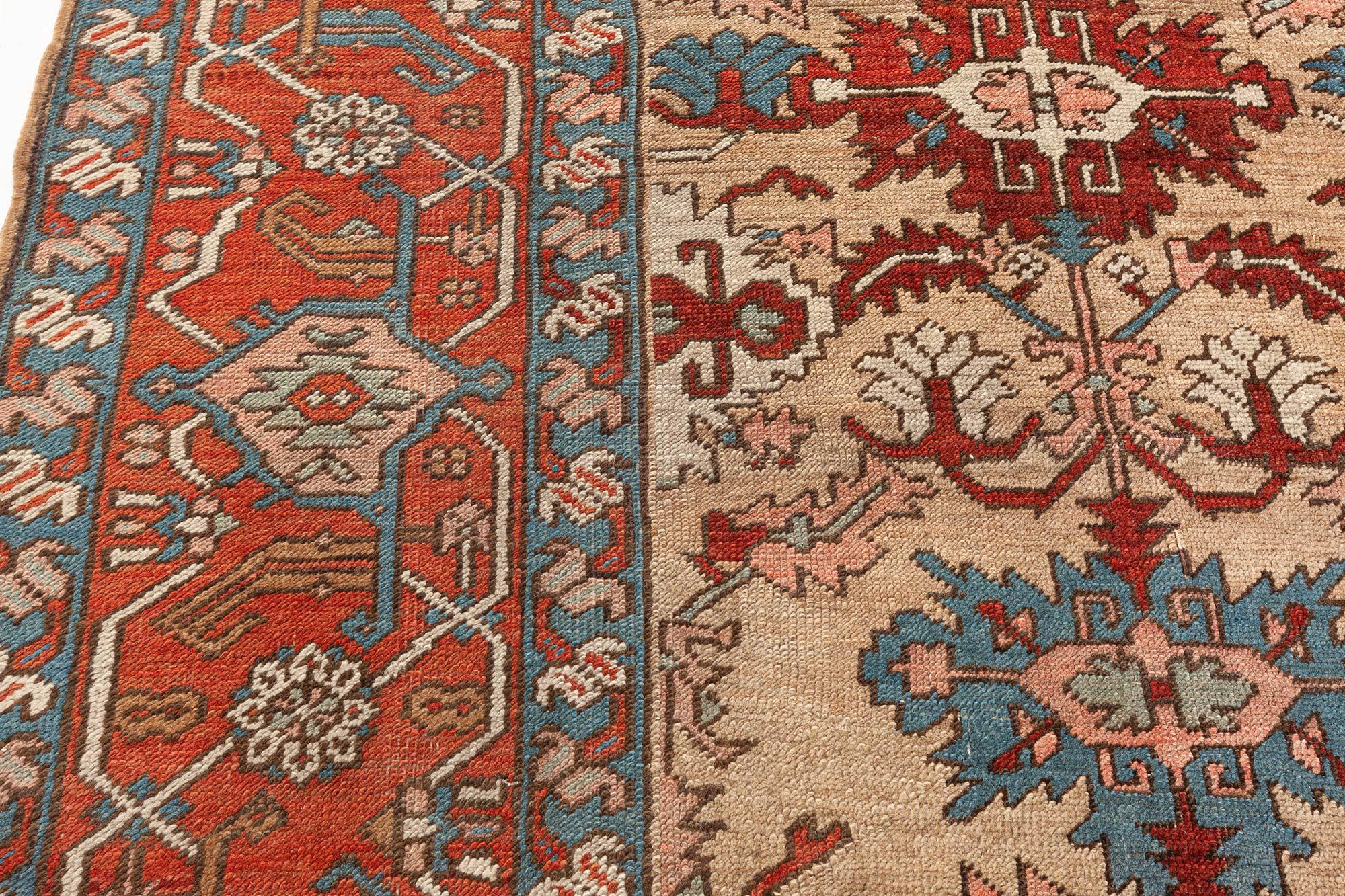 Antiker persischer Heriz-Teppich (Handgeknüpft) im Angebot