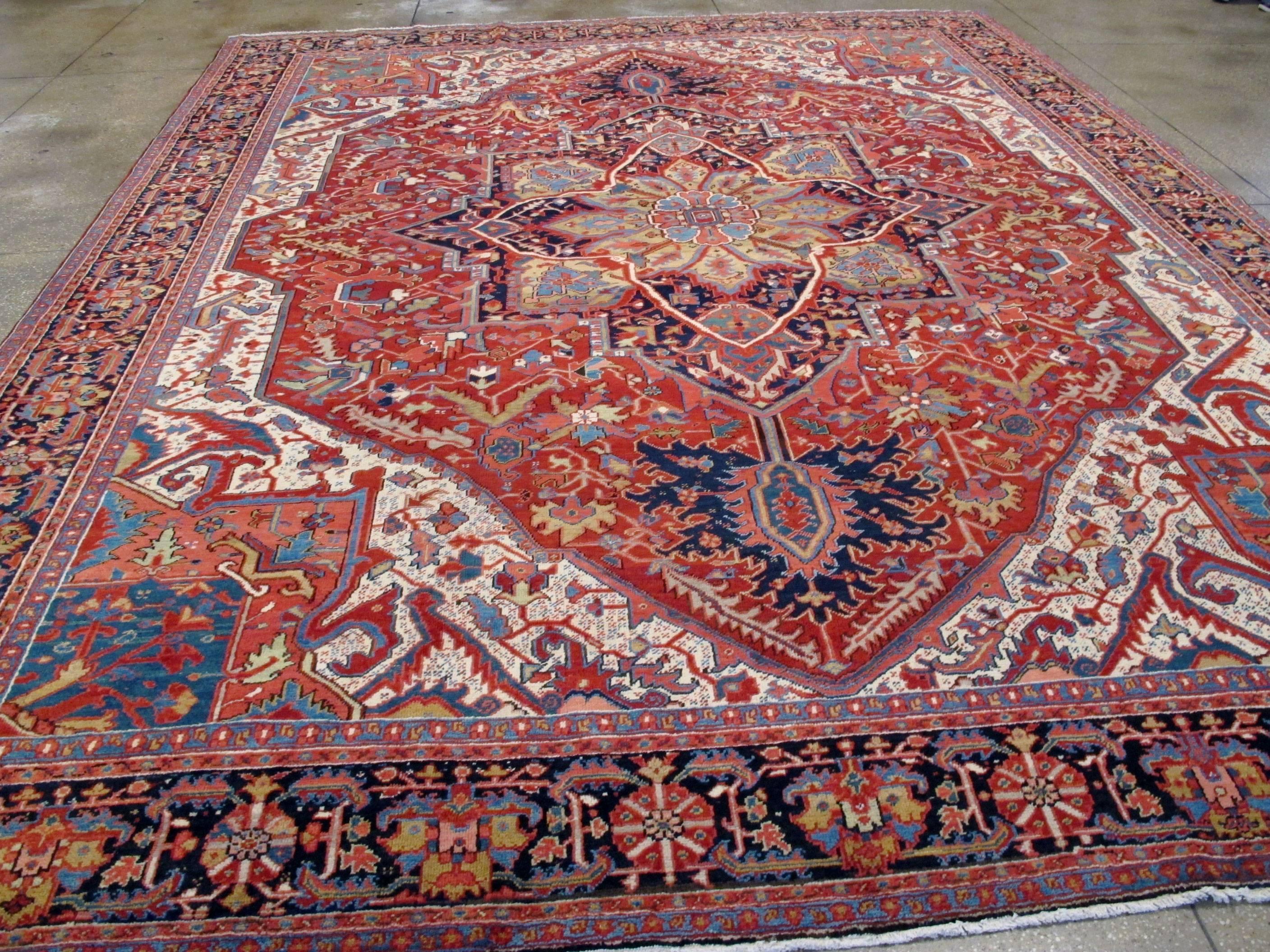 Antique Persian Heriz Rug In Good Condition For Sale In New York, NY