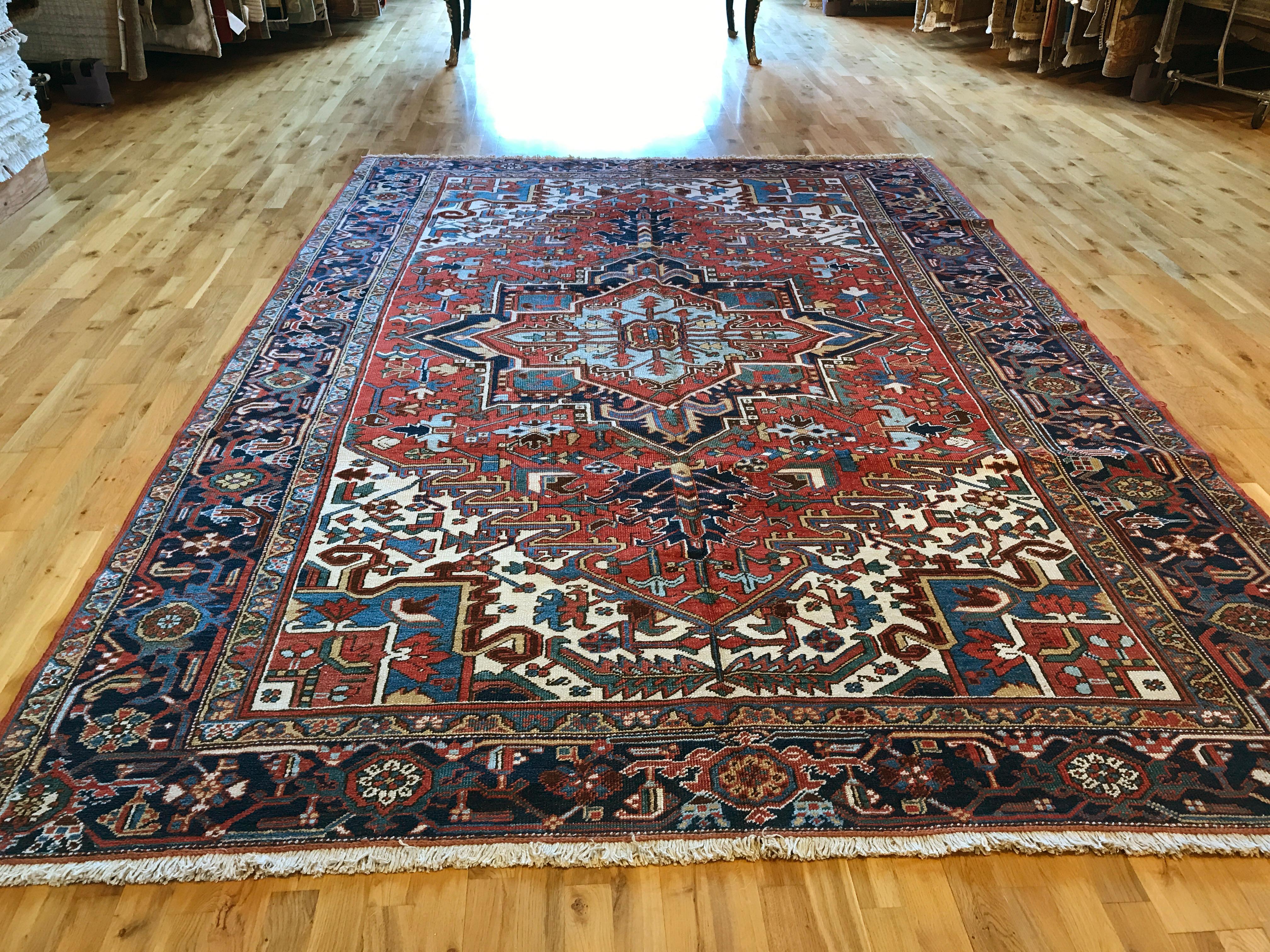 Antiker persischer Heriz-Teppich  (19. Jahrhundert) im Angebot