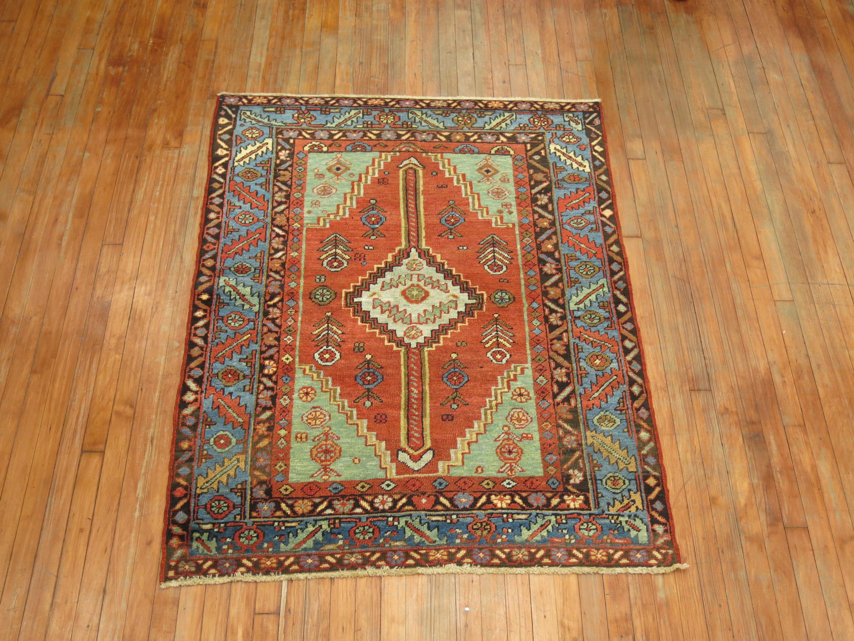 Antiker persischer Heriz-Teppich im Zustand „Gut“ im Angebot in New York, NY