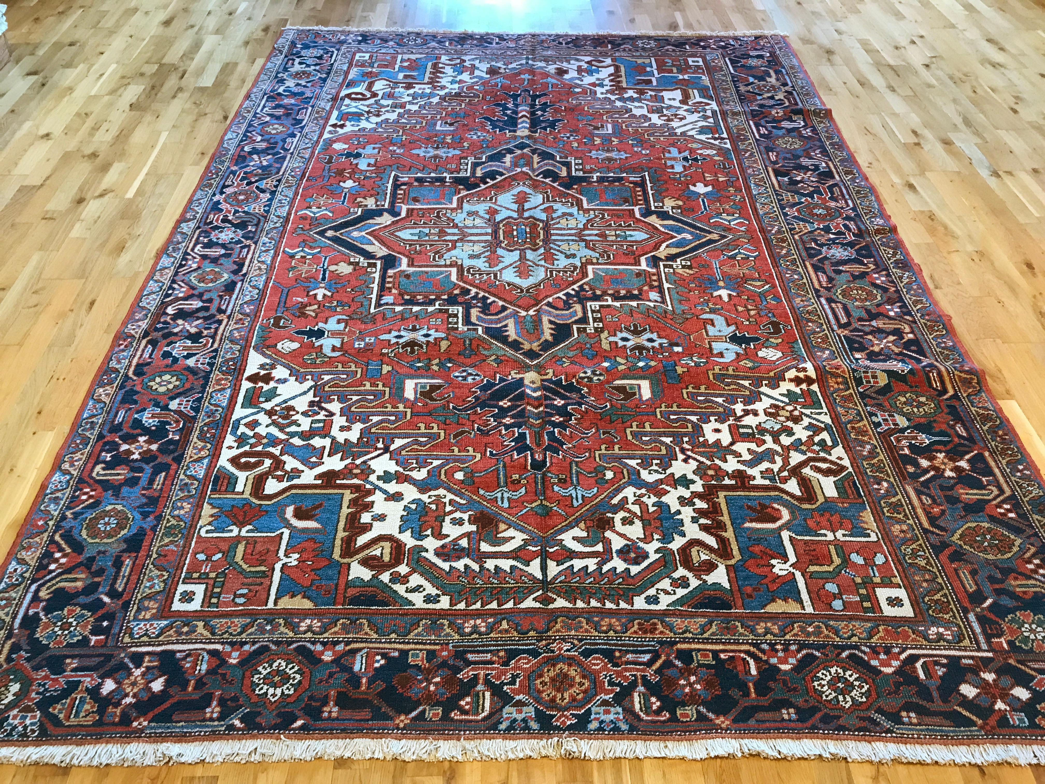 Antiker persischer Heriz-Teppich  (Wolle) im Angebot