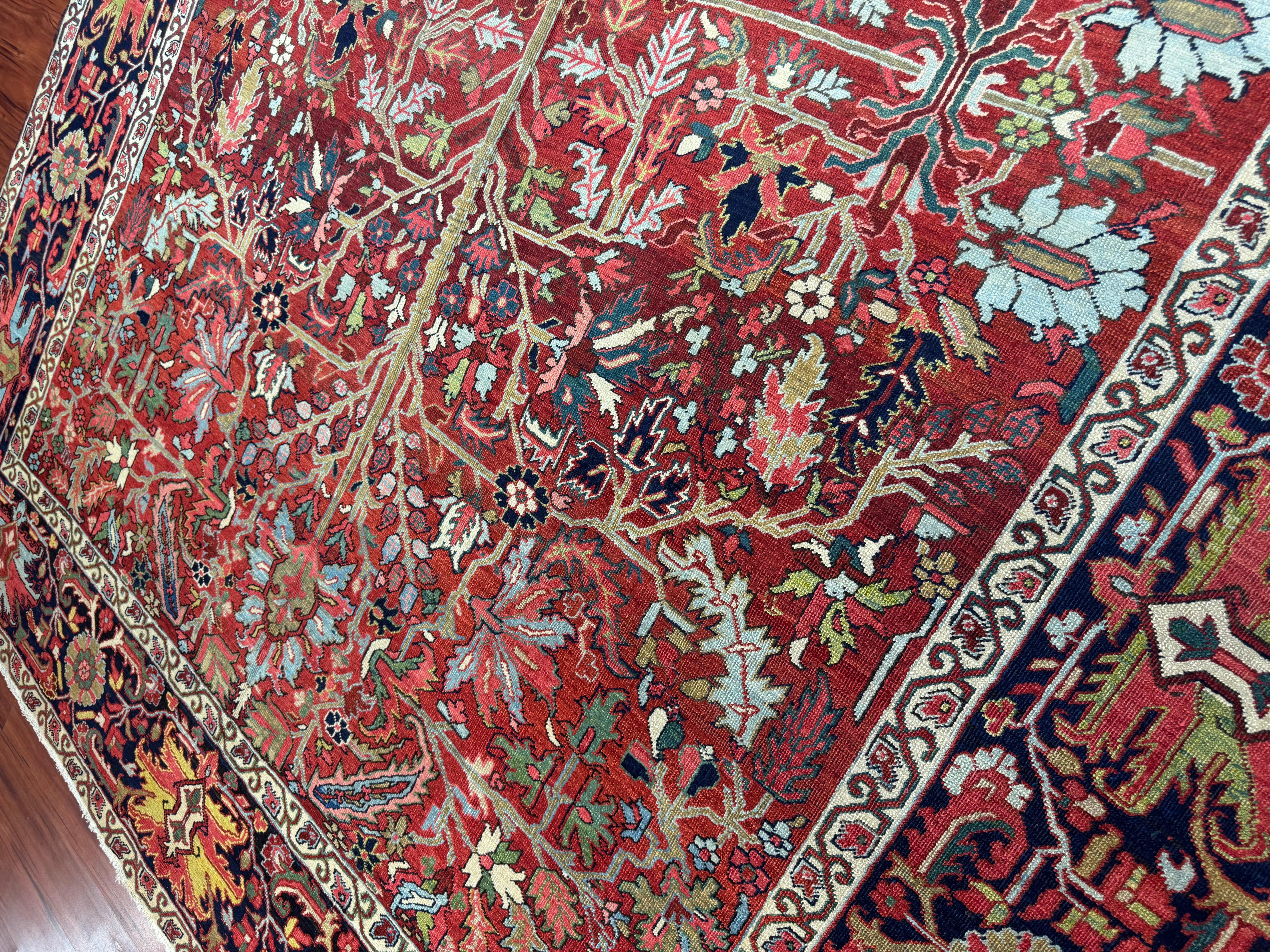Antiker persischer Heriz-Teppich (Wolle) im Angebot