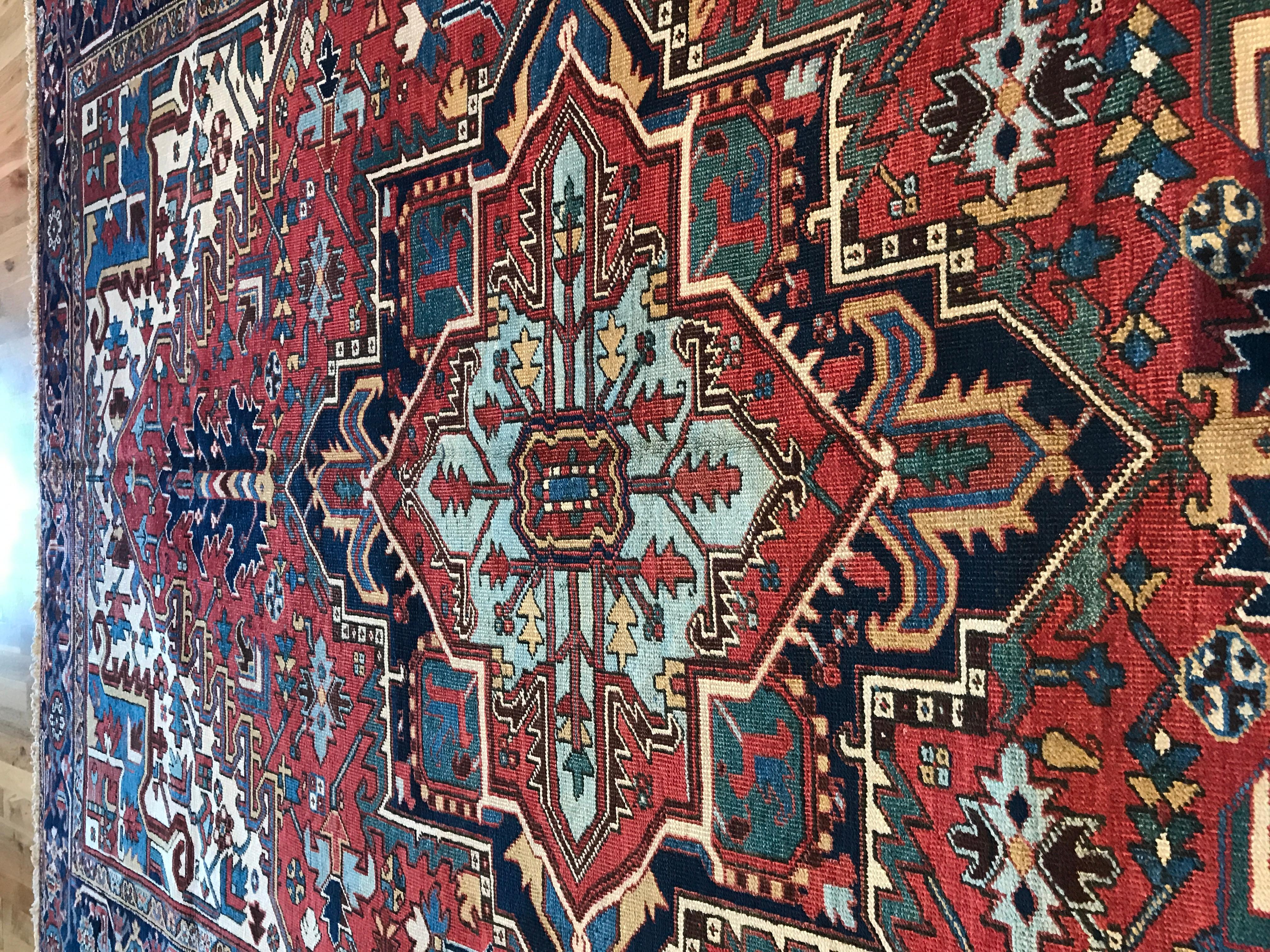 Antiker persischer Heriz-Teppich  im Angebot 1