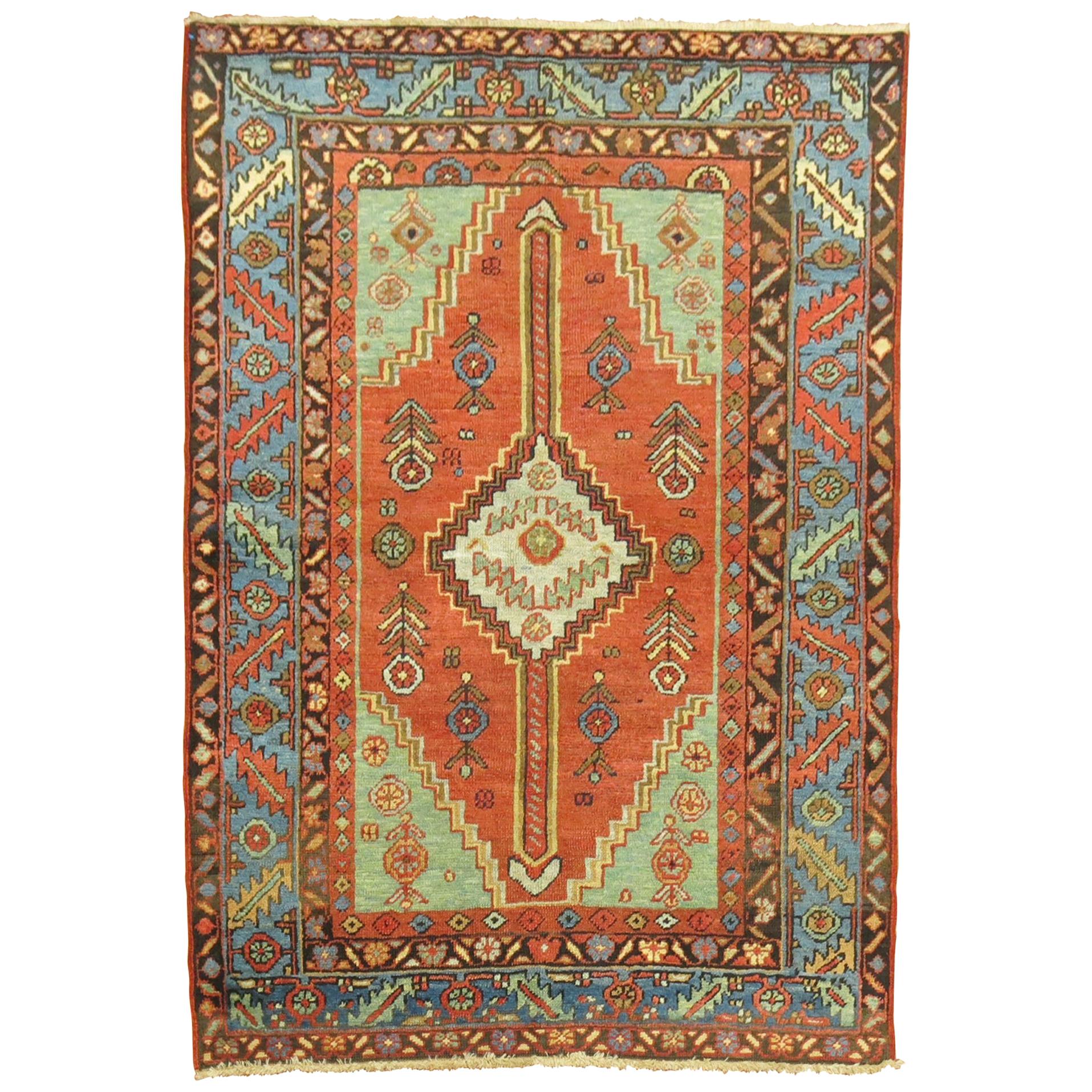 Antiker persischer Heriz-Teppich im Angebot