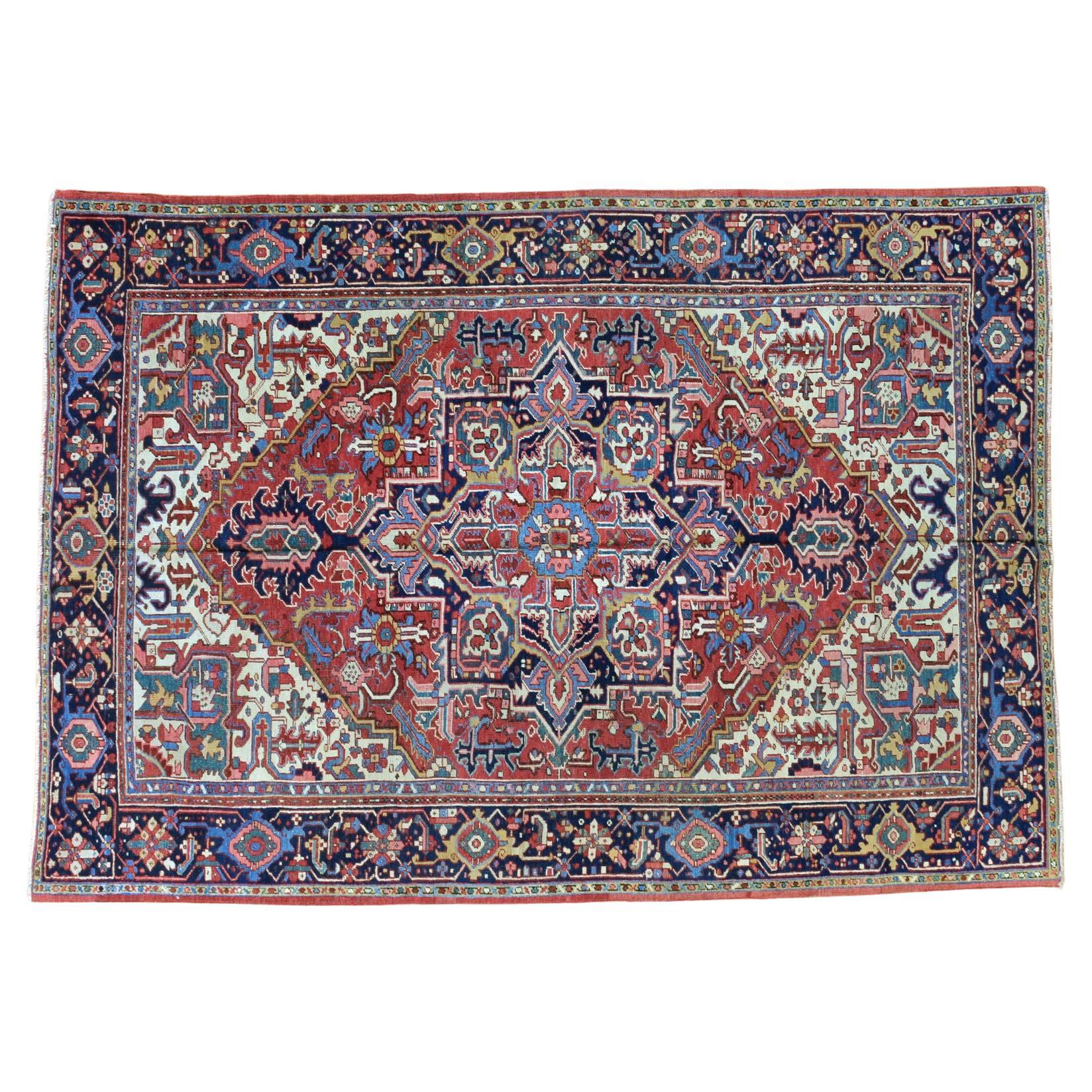 Antiker persischer Heriz-Teppich  im Angebot