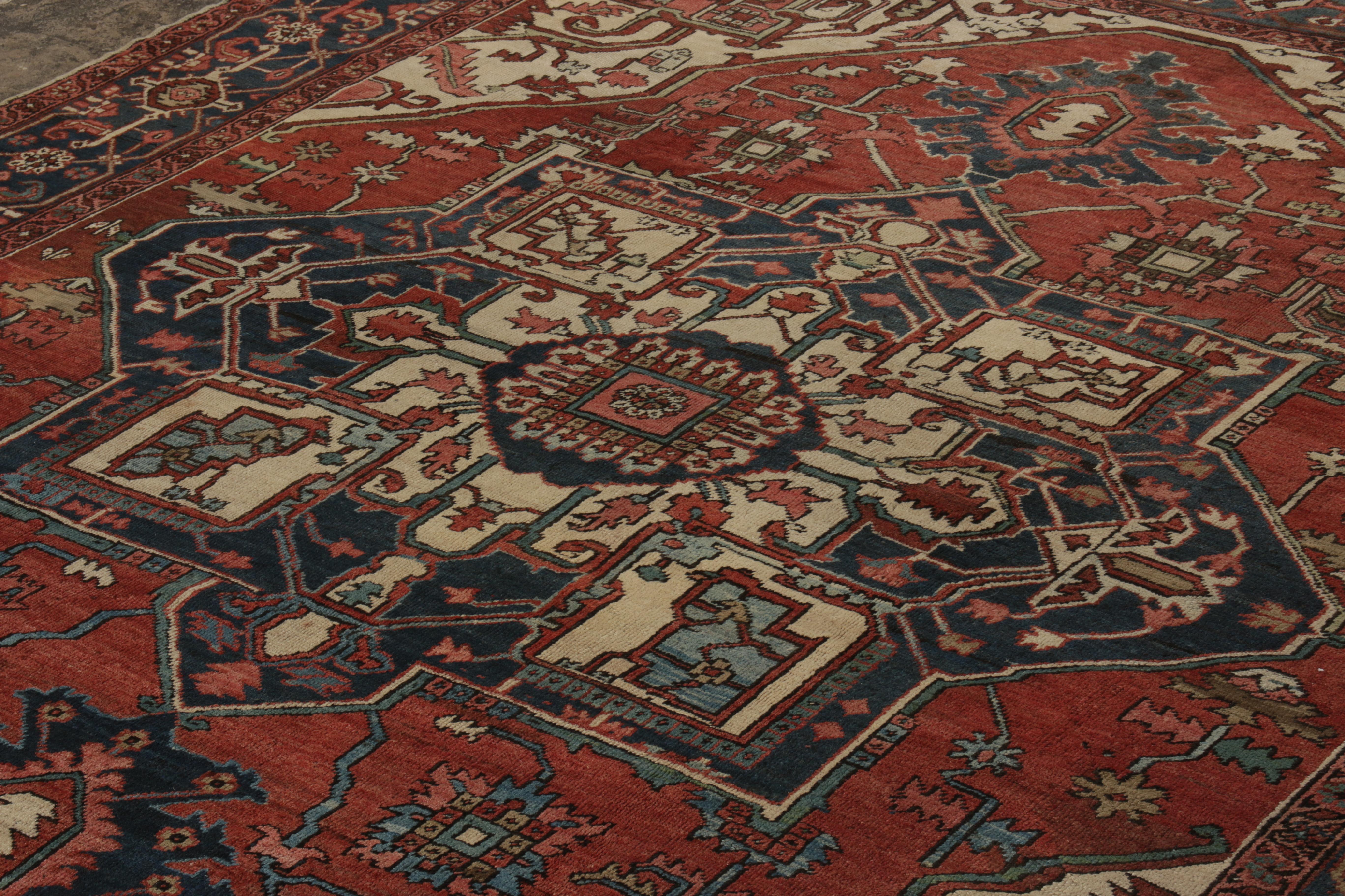 Antiker persischer Heriz-Teppich in Rot, Blau, Beige mit Medaillonmuster von Teppich & Kelim (Persisch) im Angebot