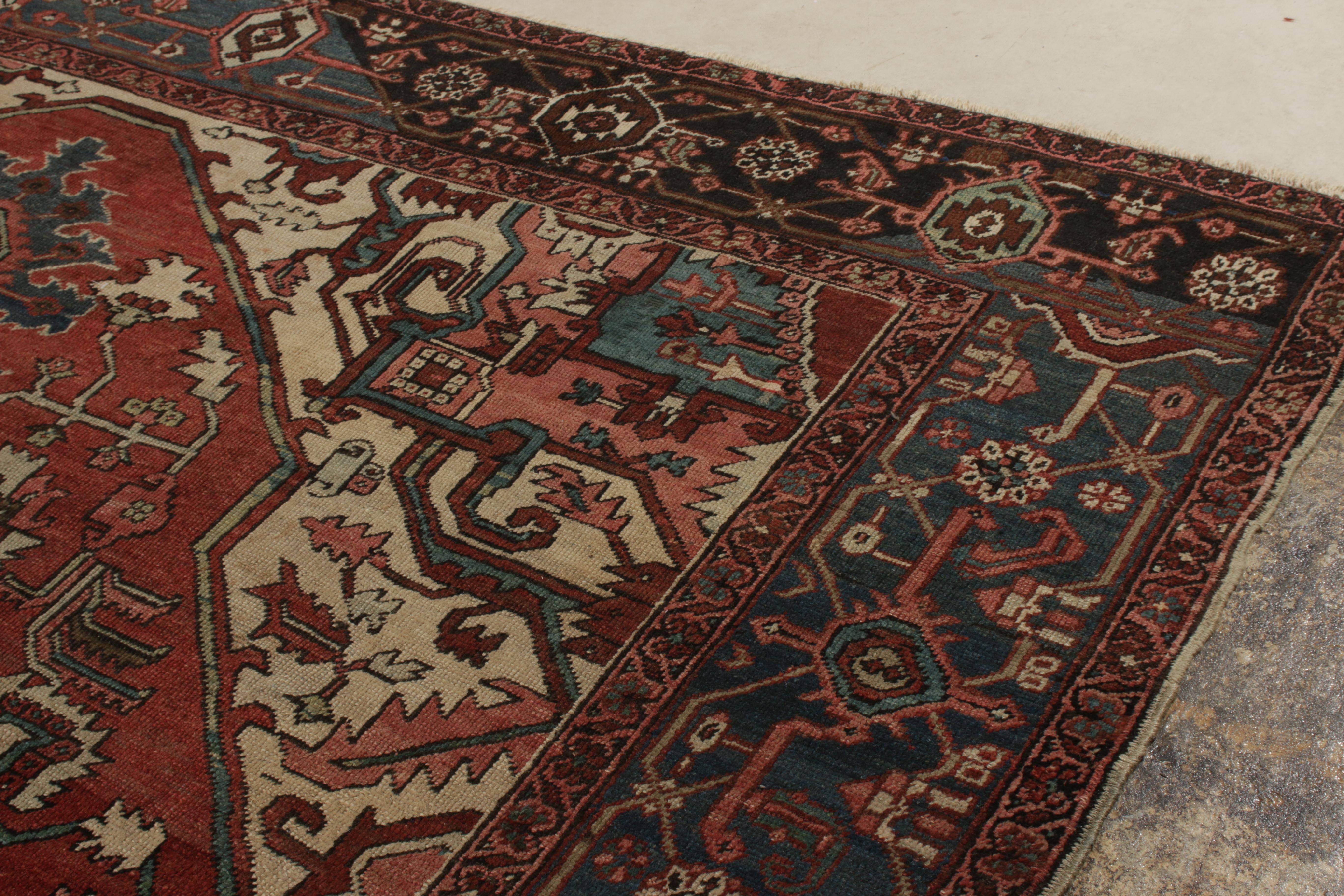 Antiker persischer Heriz-Teppich in Rot, Blau, Beige mit Medaillonmuster von Teppich & Kelim (Handgeknüpft) im Angebot