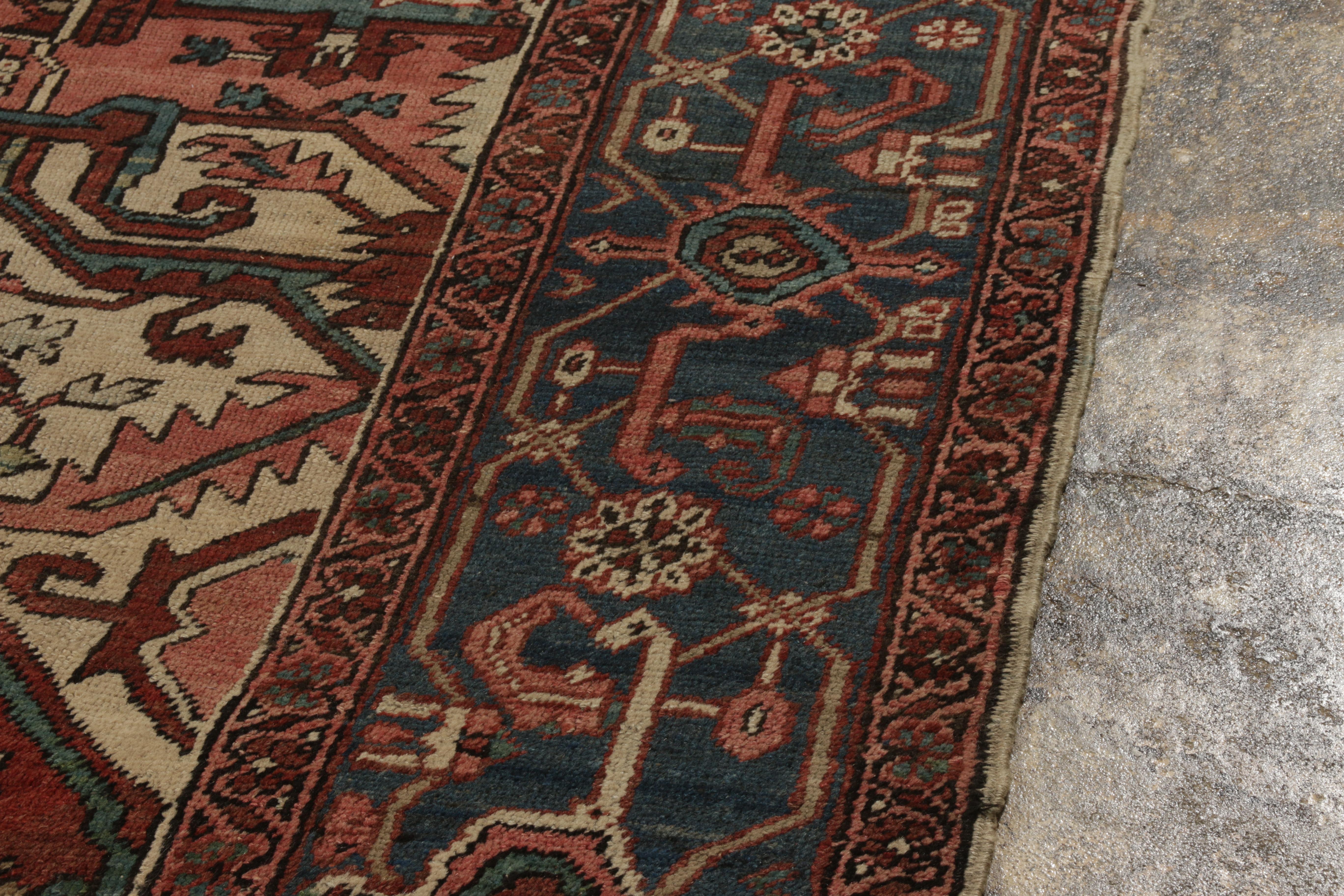 Antiker persischer Heriz-Teppich in Rot, Blau, Beige mit Medaillonmuster von Teppich & Kelim im Zustand „Gut“ im Angebot in Long Island City, NY