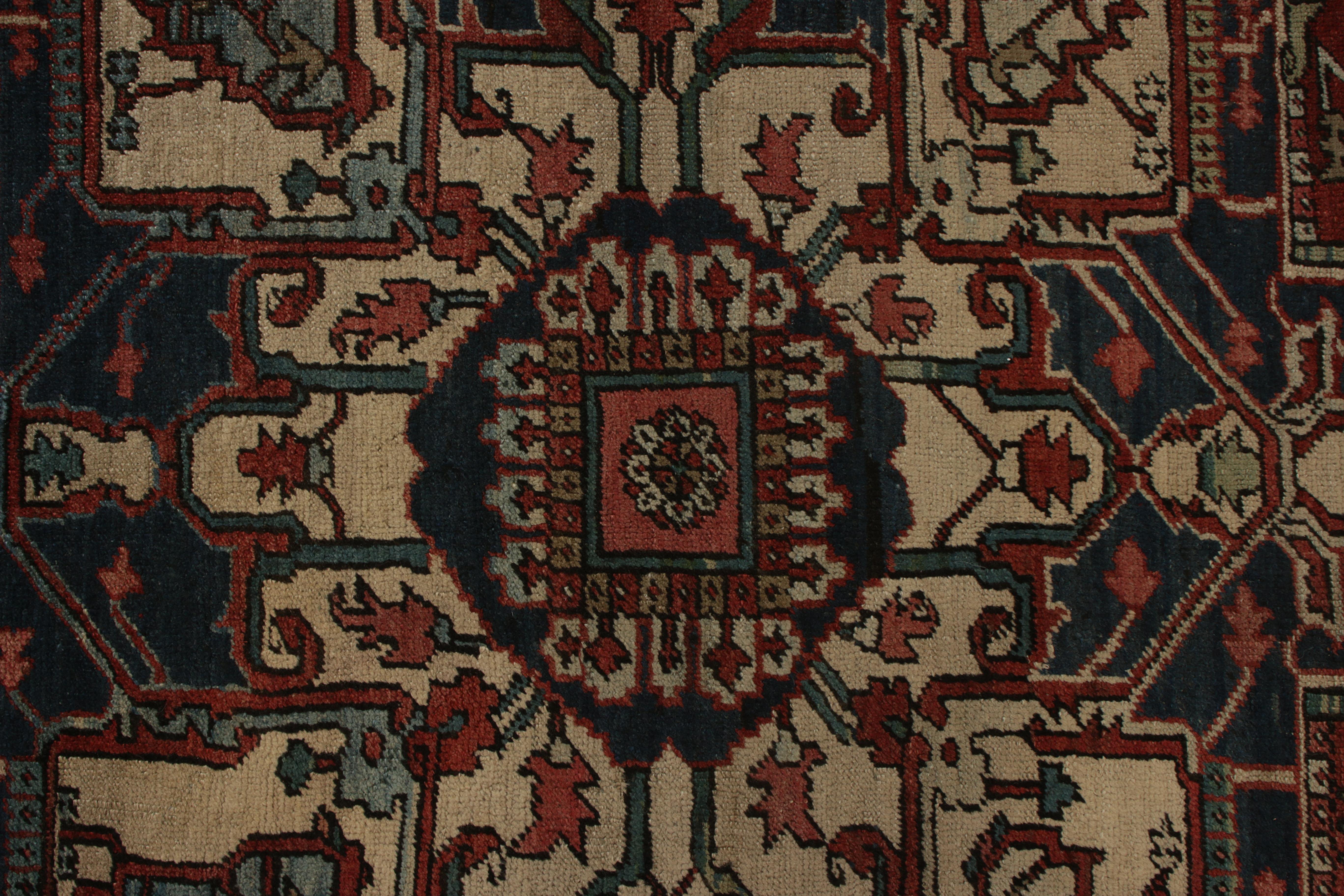 Antiker persischer Heriz-Teppich in Rot, Blau, Beige mit Medaillonmuster von Teppich & Kelim (Frühes 20. Jahrhundert) im Angebot