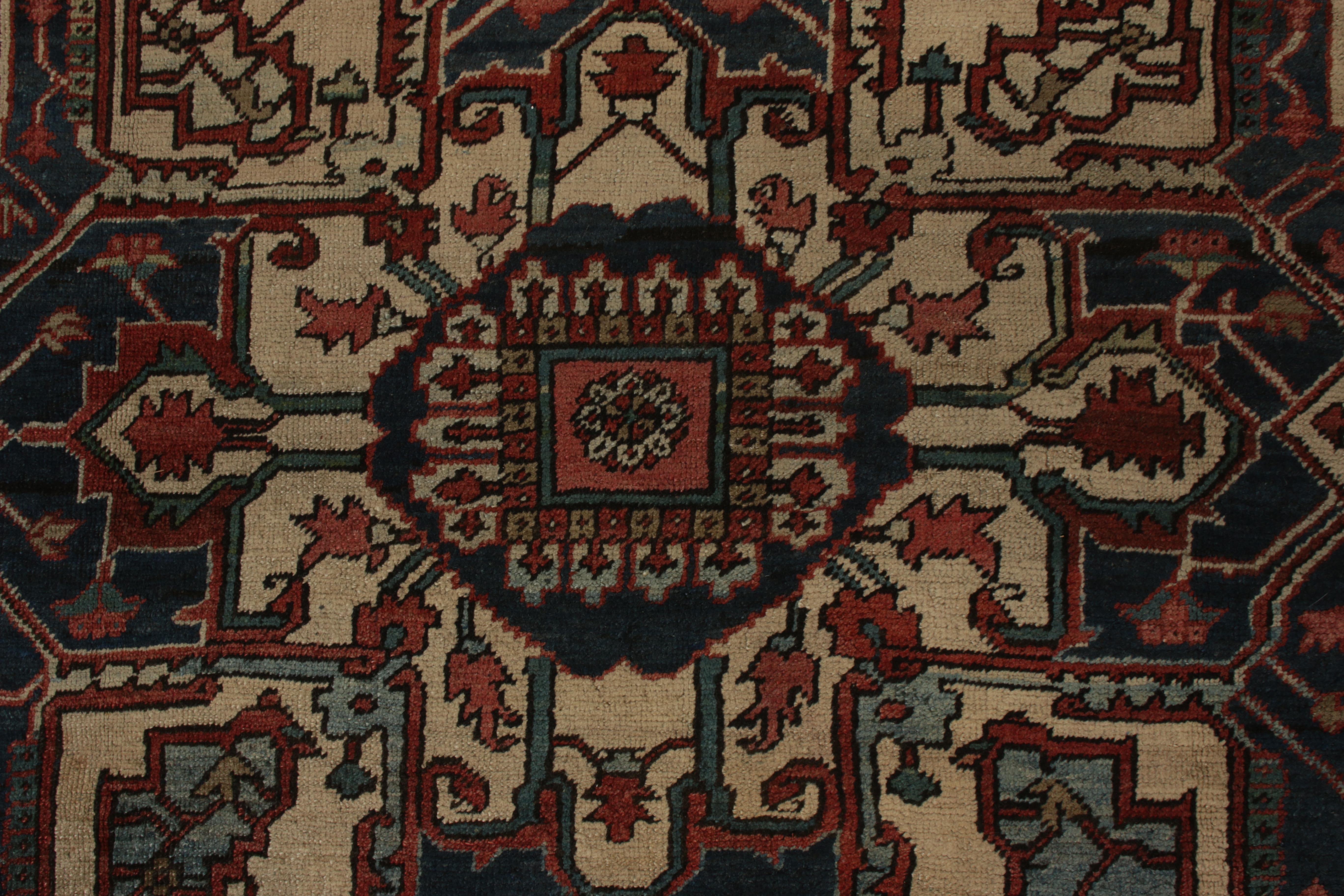 Antiker persischer Heriz-Teppich in Rot, Blau, Beige mit Medaillonmuster von Teppich & Kelim (Wolle) im Angebot