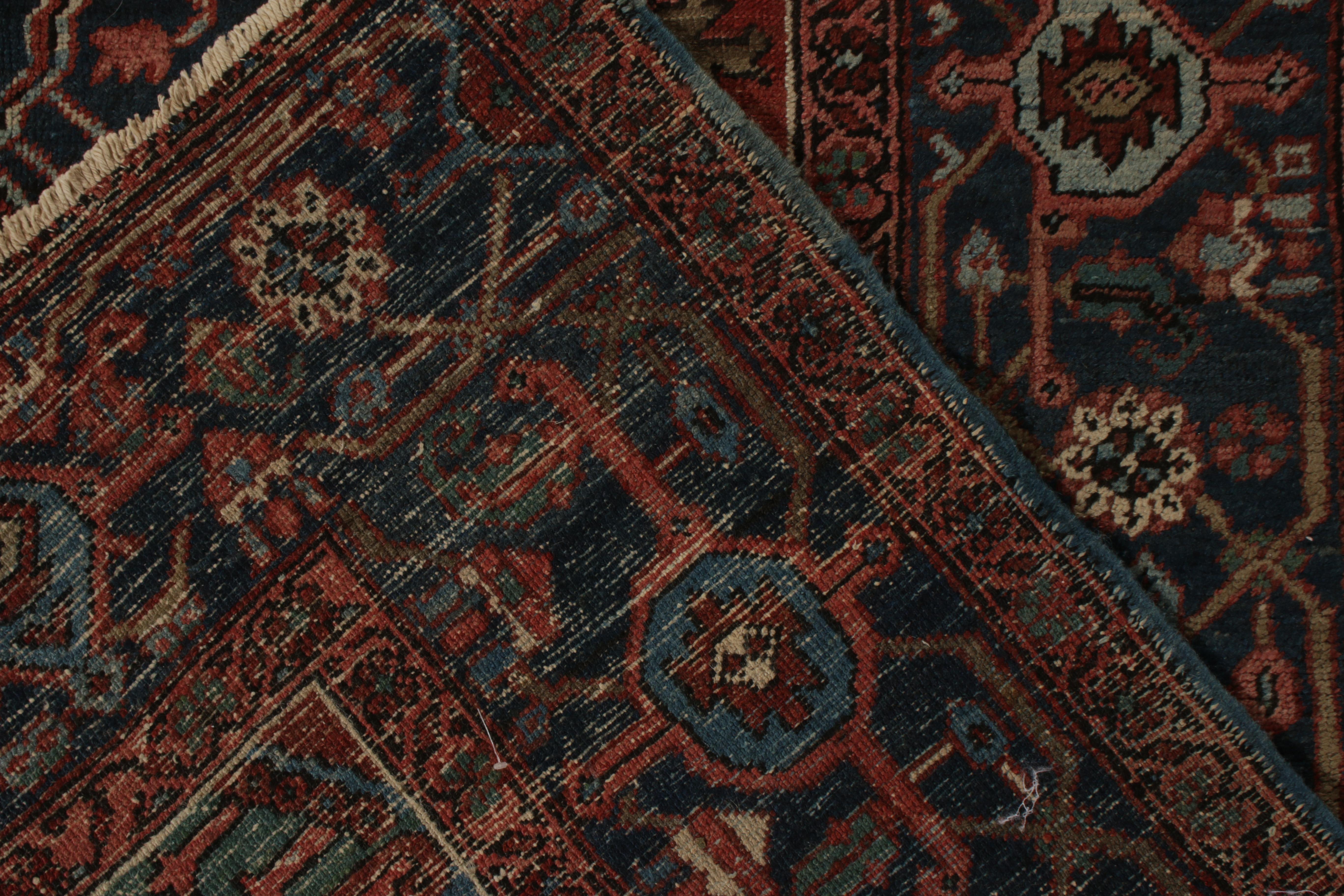 Antiker persischer Heriz-Teppich in Rot, Blau, Beige mit Medaillonmuster von Teppich & Kelim im Angebot 1