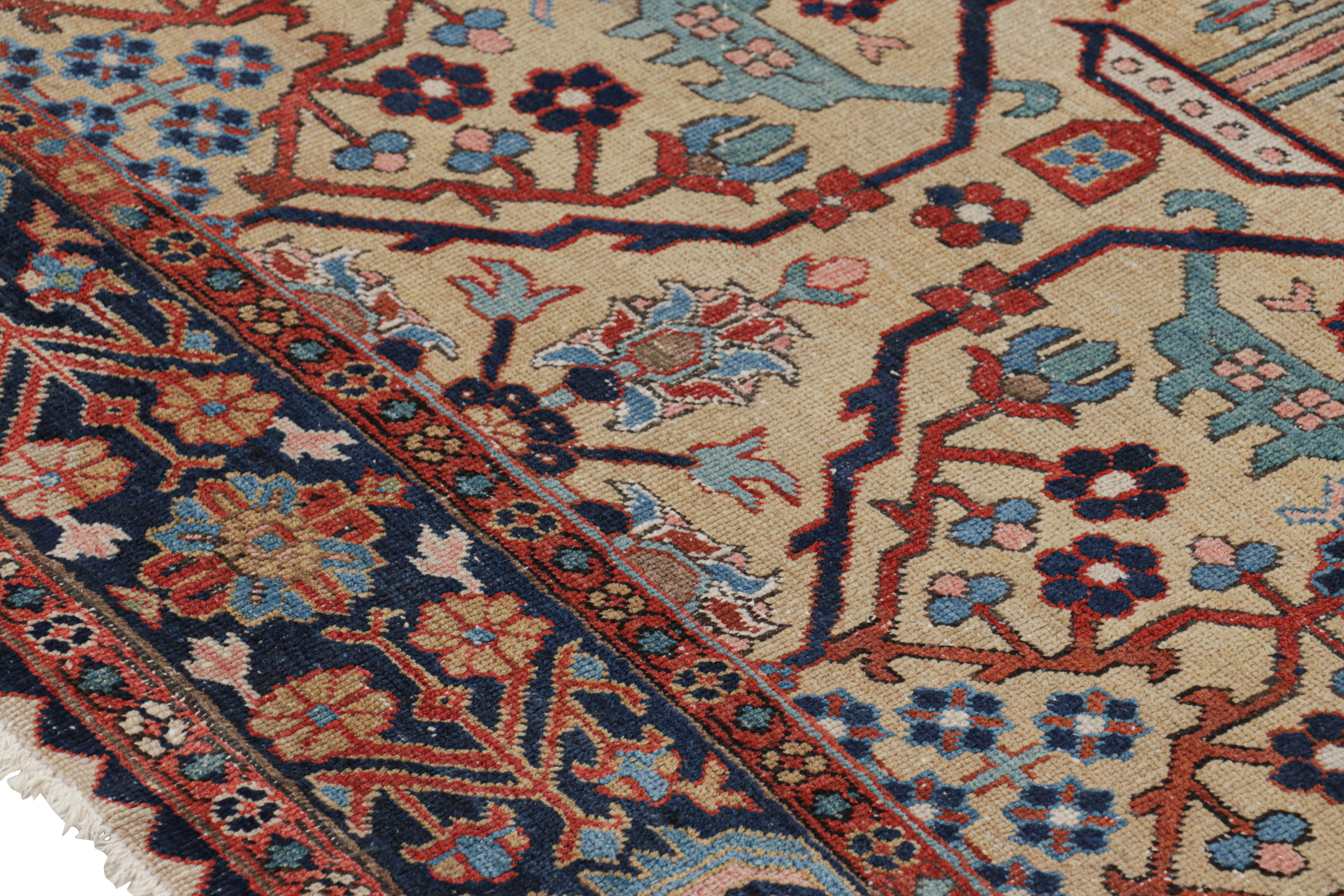 Antiker persischer Heriz-Teppich in Gold mit Blumenmustern, von Rug & Kilim (Heriz Serapi) im Angebot