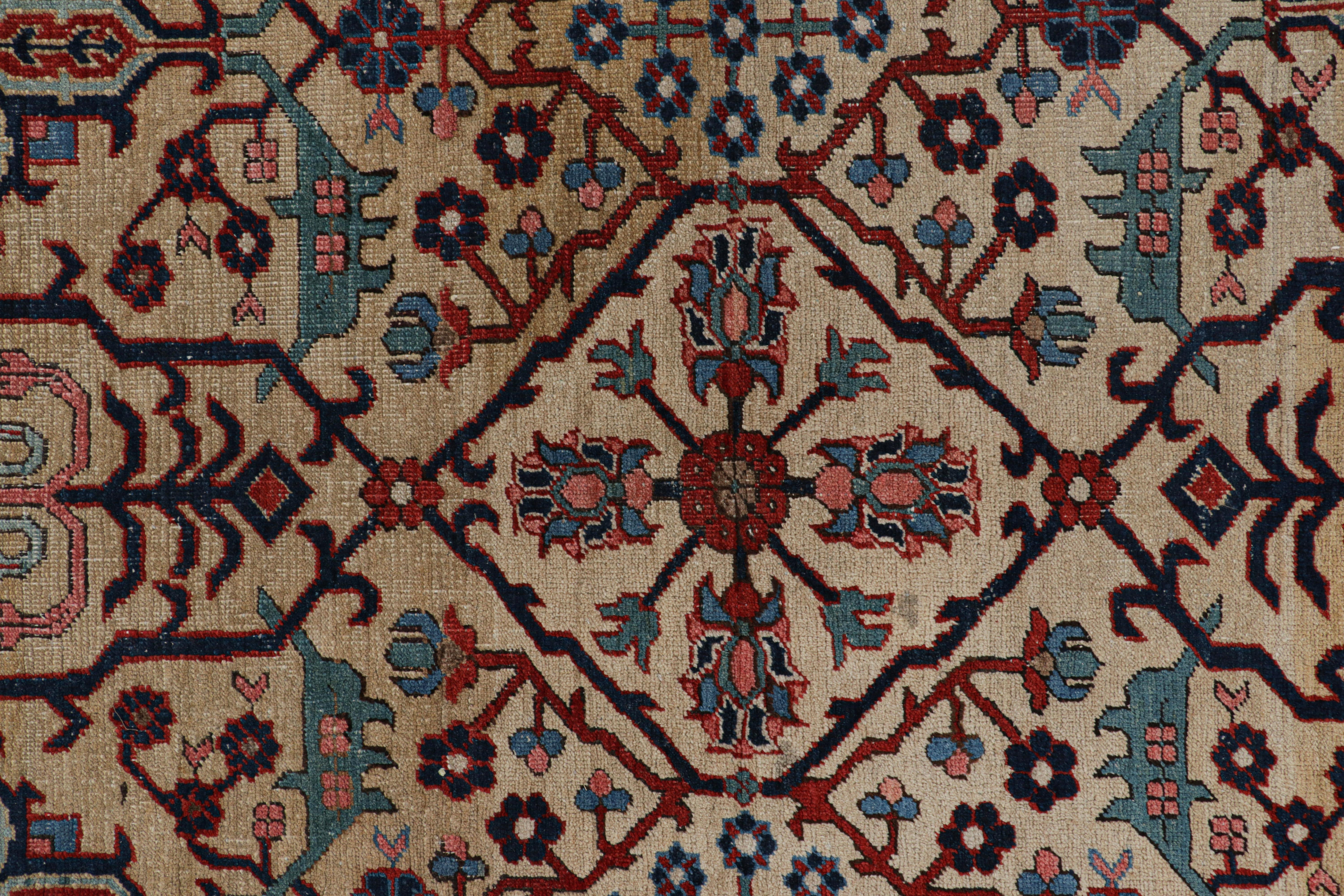 Antiker persischer Heriz-Teppich in Gold mit Blumenmustern, von Rug & Kilim im Zustand „Gut“ im Angebot in Long Island City, NY