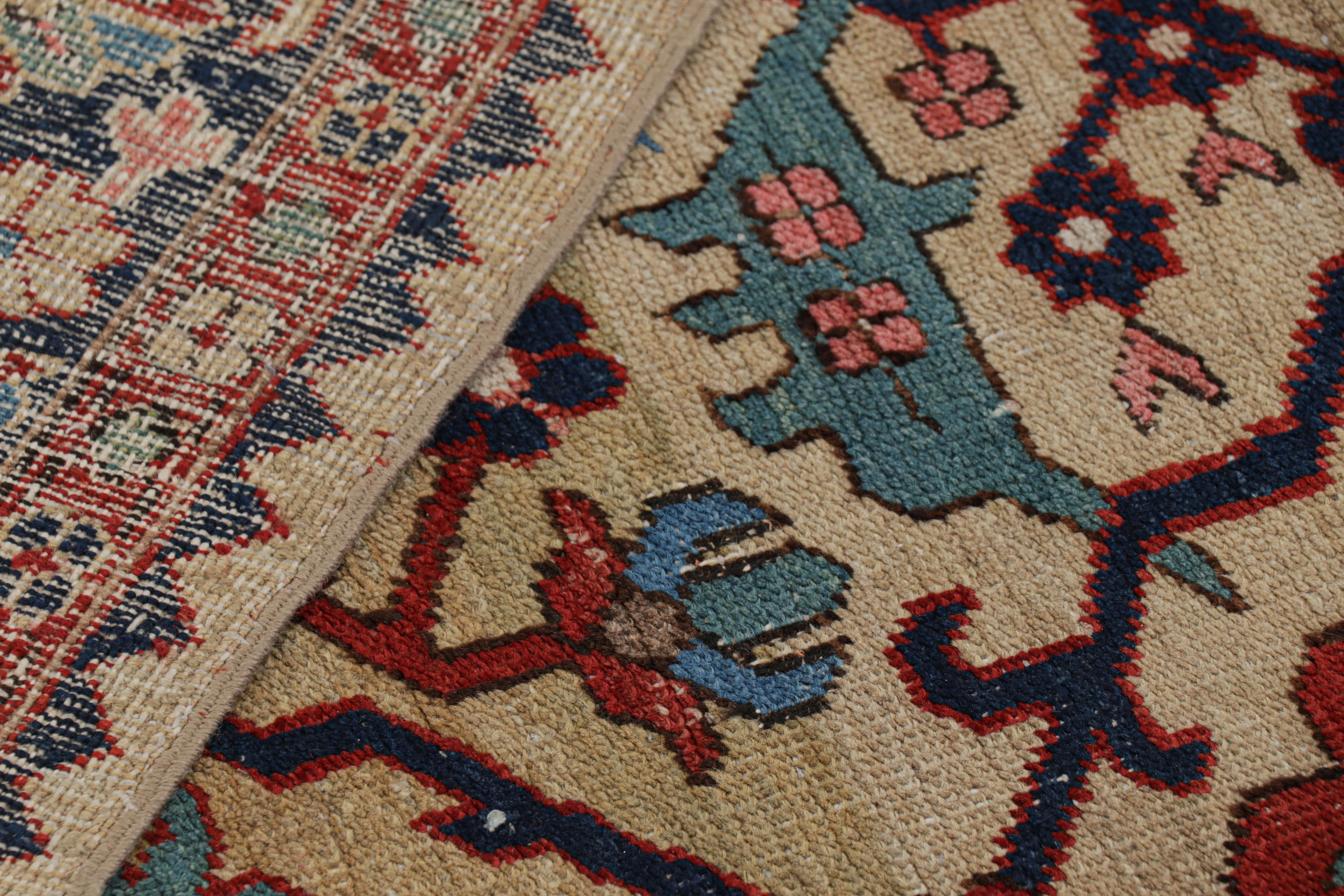 Antiker persischer Heriz-Teppich in Gold mit Blumenmustern, von Rug & Kilim (Frühes 20. Jahrhundert) im Angebot