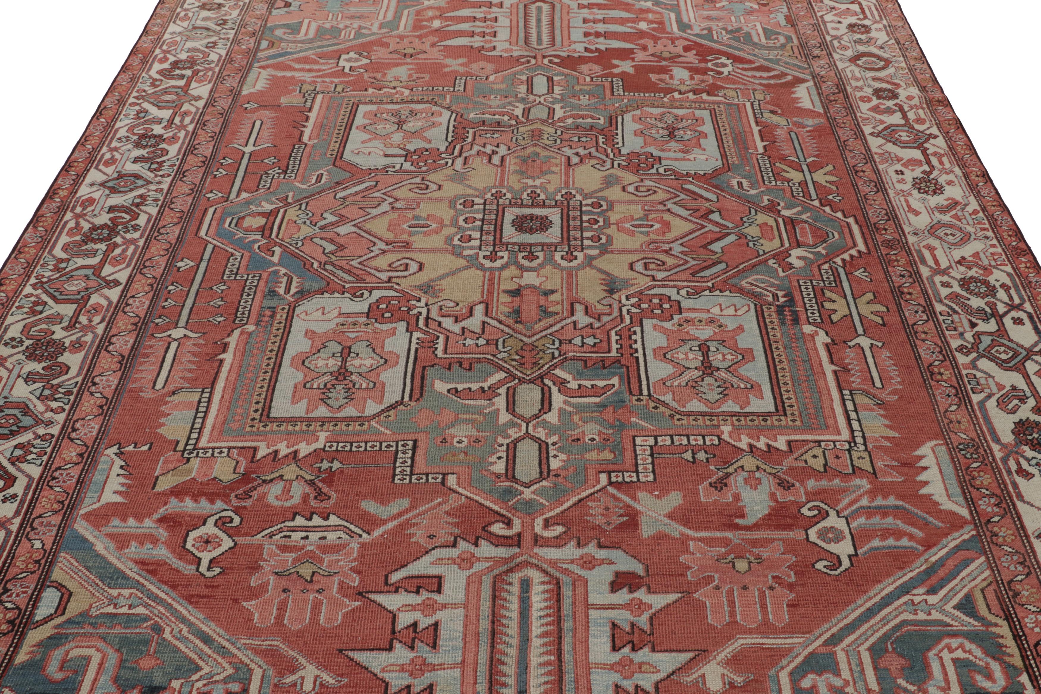 Dieser 8x12 große antike persische Heriz-Teppich aus handgeknüpfter Wolle (ca. 1890-1900) ist eine äußerst seltene und aufregende Neuheit in der Kollektion von Rug & Kilim zu dieser berühmten Webtradition. 

Über das Design: 

Designer und Liebhaber