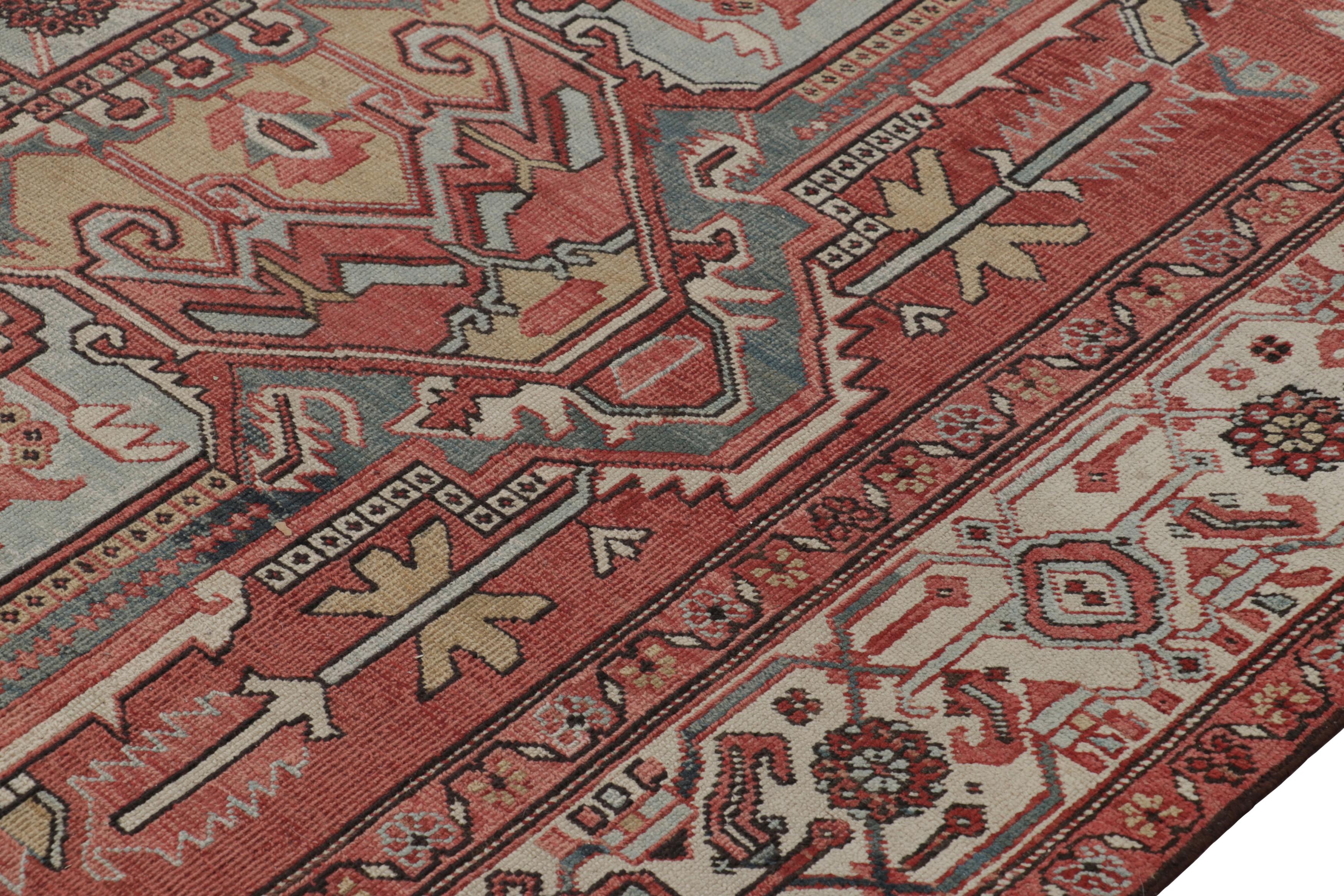 Antiker persischer Heriz-Teppich in Rot mit buntem geometrischem Medaillon - Rug & Kilim (Sultanabad) im Angebot