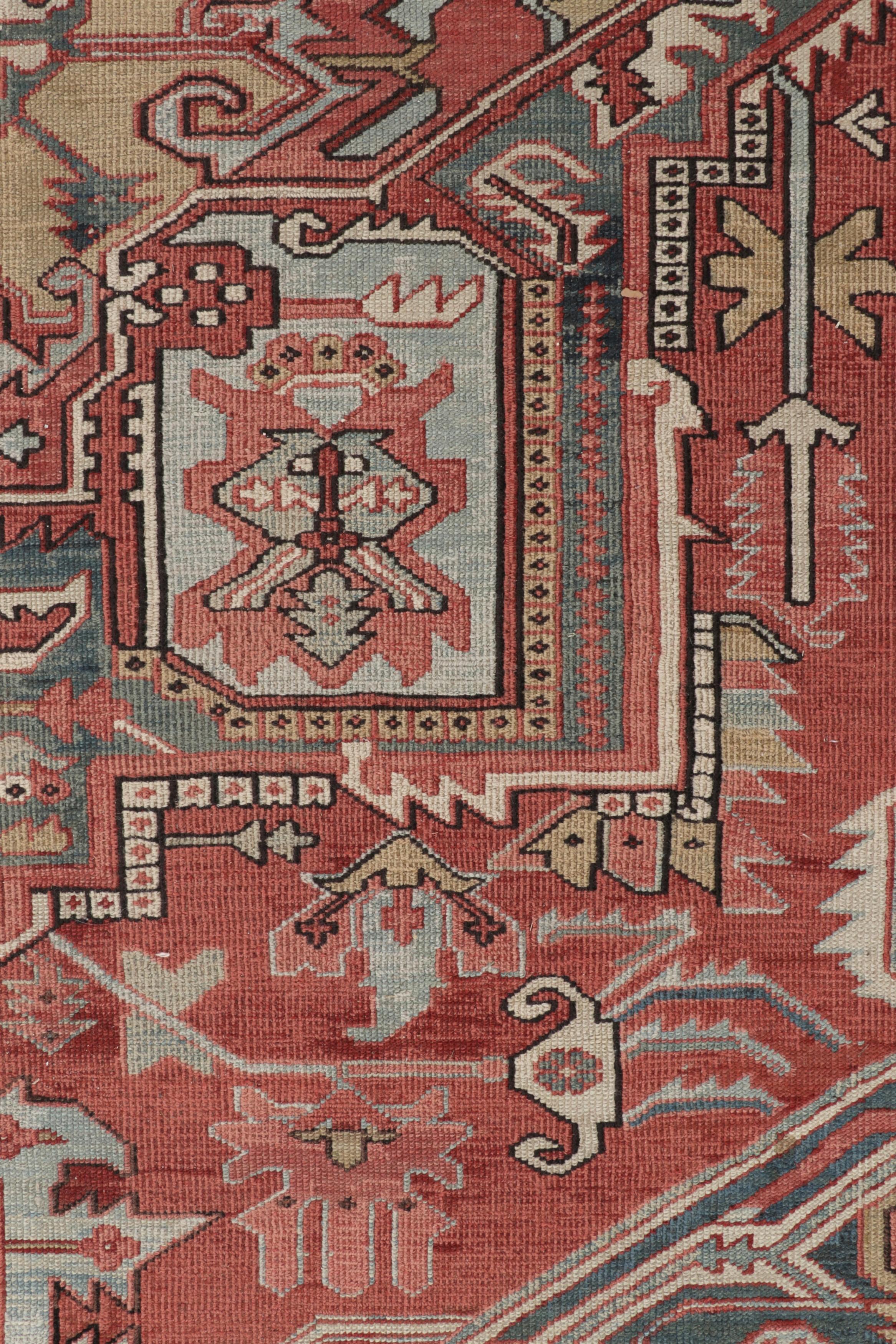 Antiker persischer Heriz-Teppich in Rot mit buntem geometrischem Medaillon - Rug & Kilim im Zustand „Gut“ im Angebot in Long Island City, NY