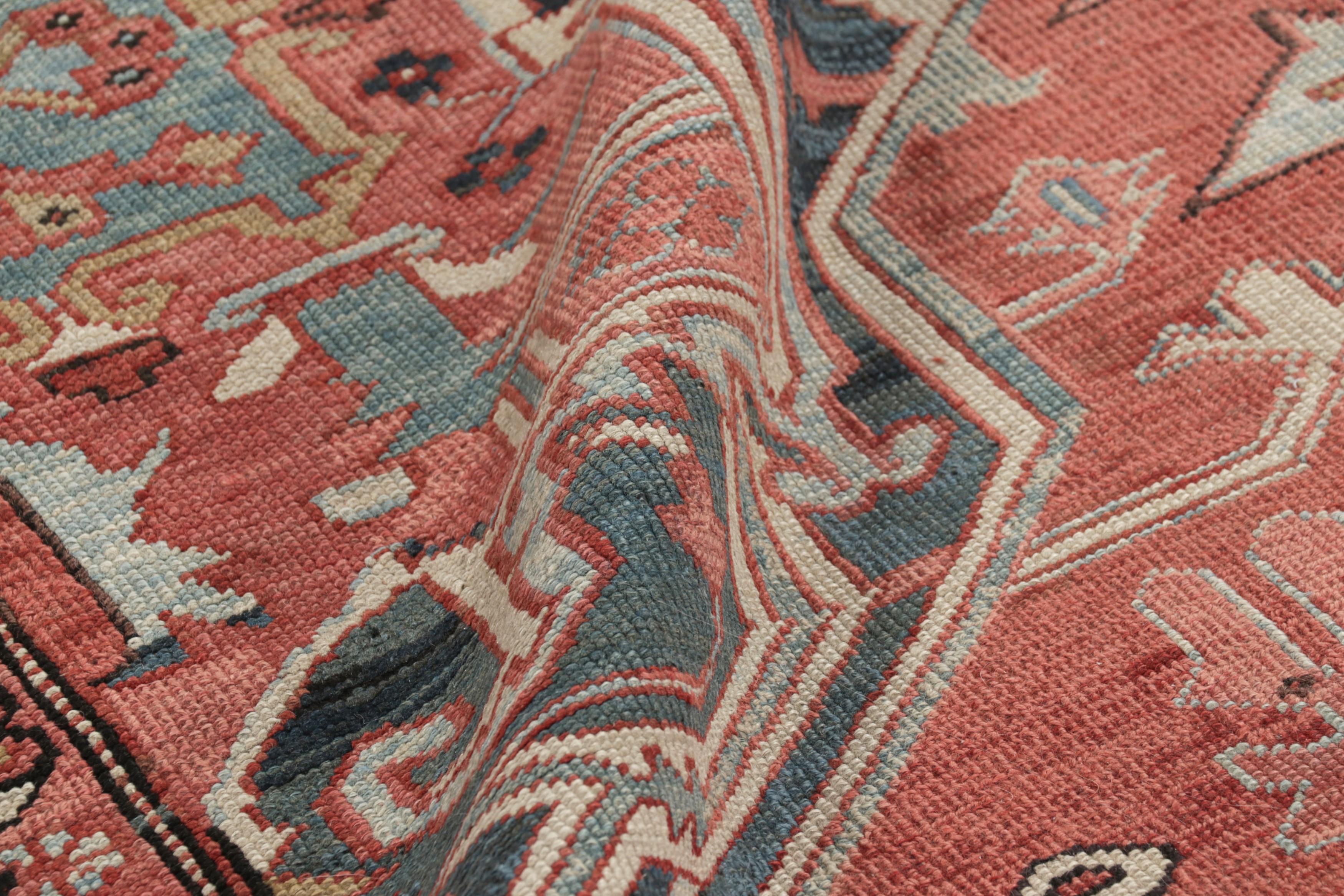 Antiker persischer Heriz-Teppich in Rot mit buntem geometrischem Medaillon - Rug & Kilim (Spätes 19. Jahrhundert) im Angebot