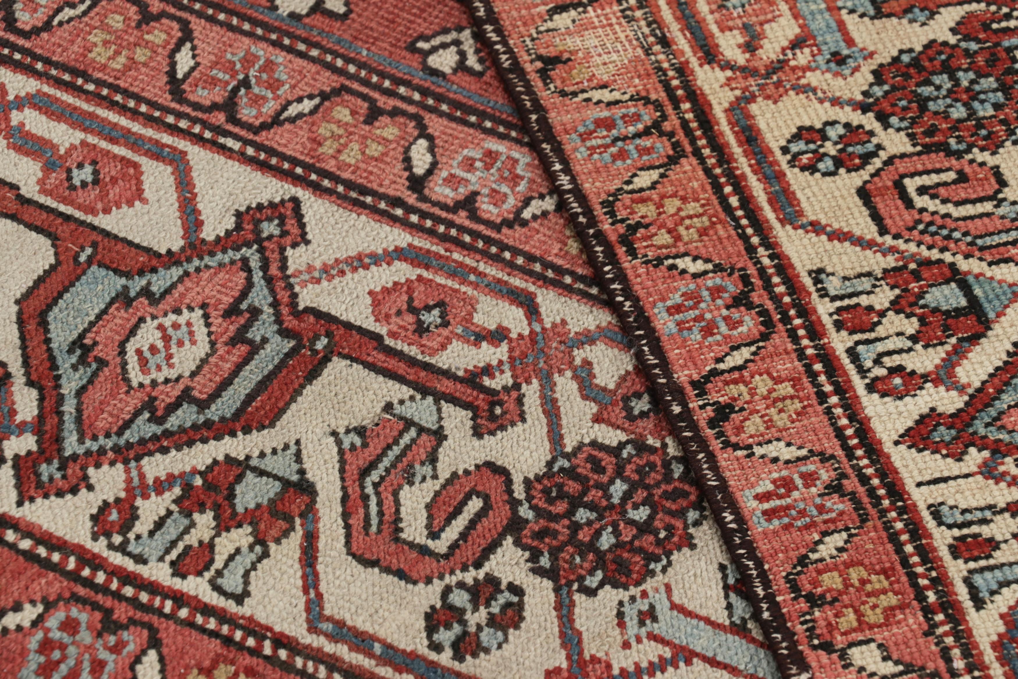 Antiker persischer Heriz-Teppich in Rot mit buntem geometrischem Medaillon - Rug & Kilim (Wolle) im Angebot