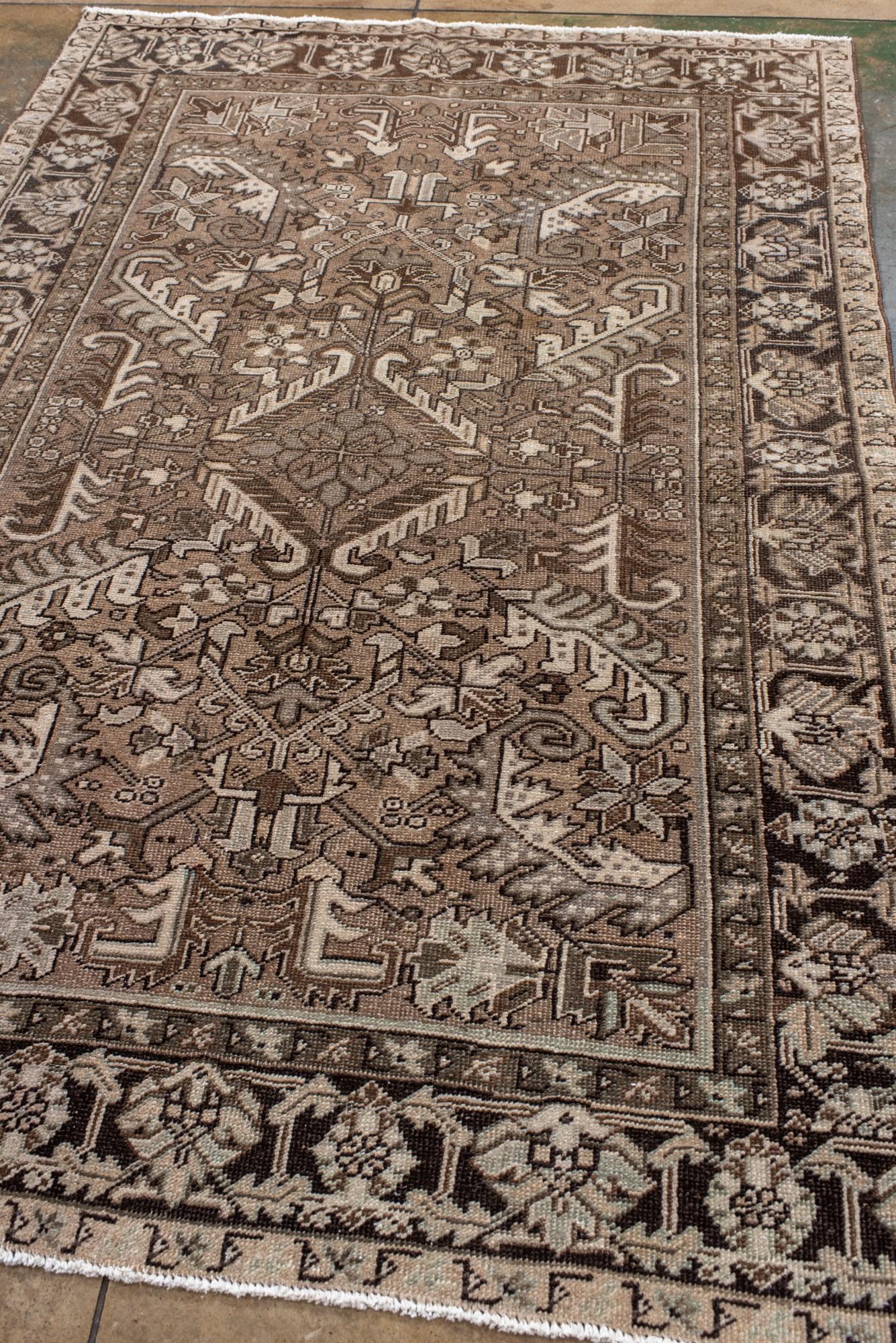 Persiano Tappeto antico persiano Heriz nei morbidi toni della terra in vendita