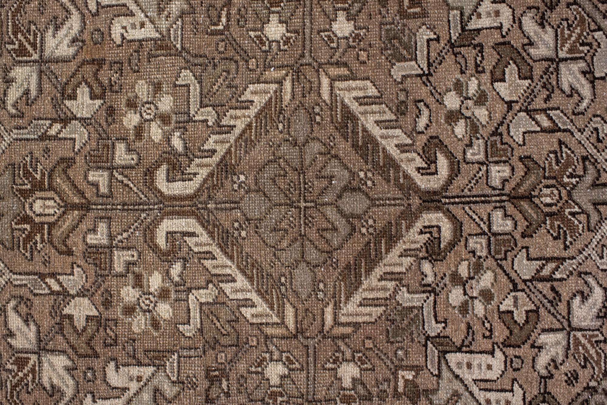 Annodato a mano Tappeto antico persiano Heriz nei morbidi toni della terra in vendita