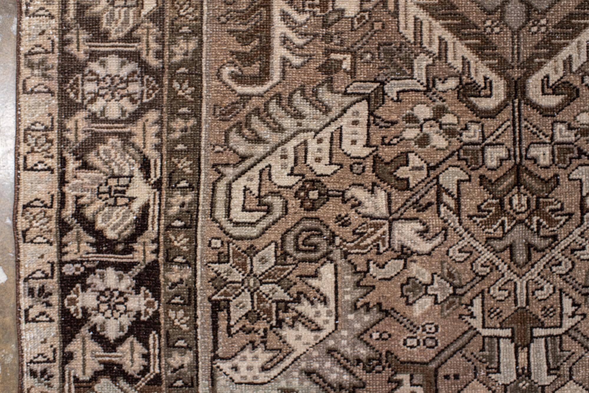 Tappeto antico persiano Heriz nei morbidi toni della terra In condizioni buone in vendita a New York, NY