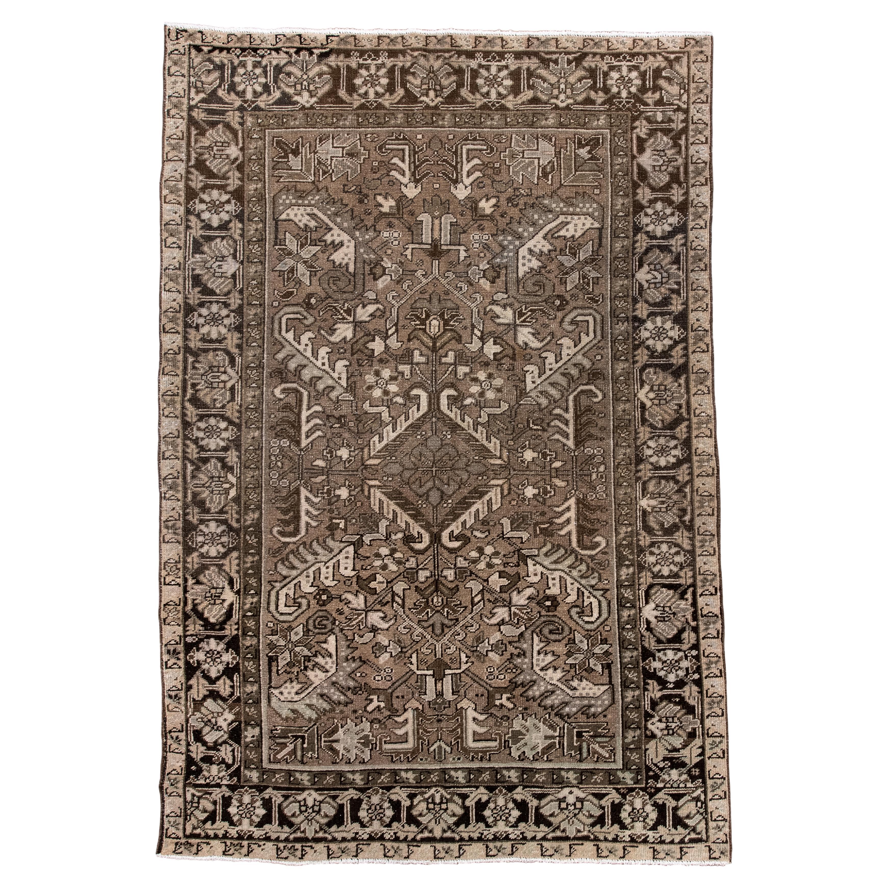 Antiker persischer Heriz-Teppich in weichen Erdtönen