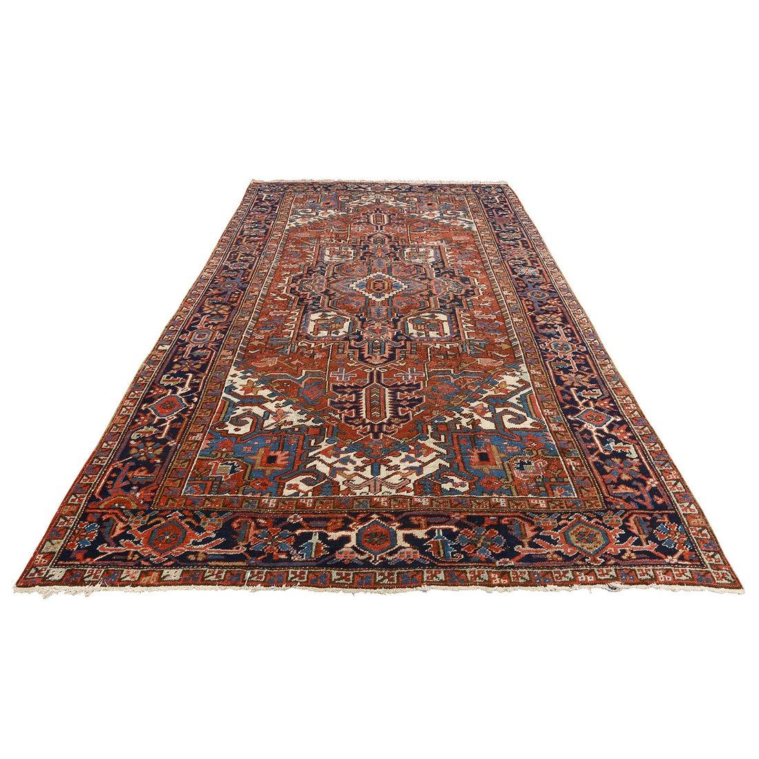 Ein Heriz-Teppich ist eine Art von Perserteppich, der aus der Region Heriz im Nordwesten des Iran in der Nähe der Stadt Täbris stammt. Die Heriz-Teppiche sind für ihre kühnen Designs, ihre robuste Konstruktion und ihre leuchtenden Farben bekannt und