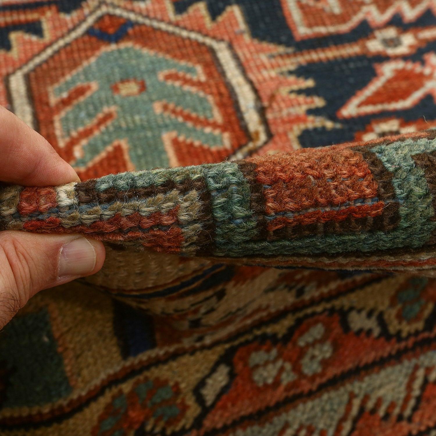Un tapis Heriz est un type de tapis persan originaire de la région de Heriz, dans le nord-ouest de l'Iran, près de la ville de Tabriz. Connus pour leurs designs audacieux, leur construction durable et leurs couleurs éclatantes, les tapis Heriz