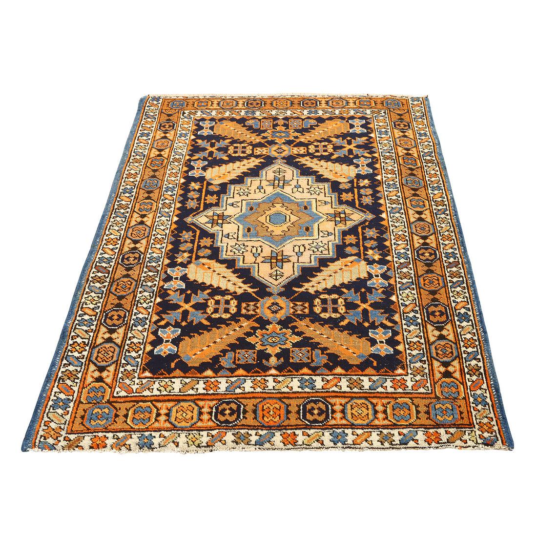 Un tapis Heriz est un type de tapis persan originaire de la région de Heriz, dans le nord-ouest de l'Iran, près de la ville de Tabriz. Connus pour leurs designs audacieux, leur construction durable et leurs couleurs éclatantes, les tapis Heriz