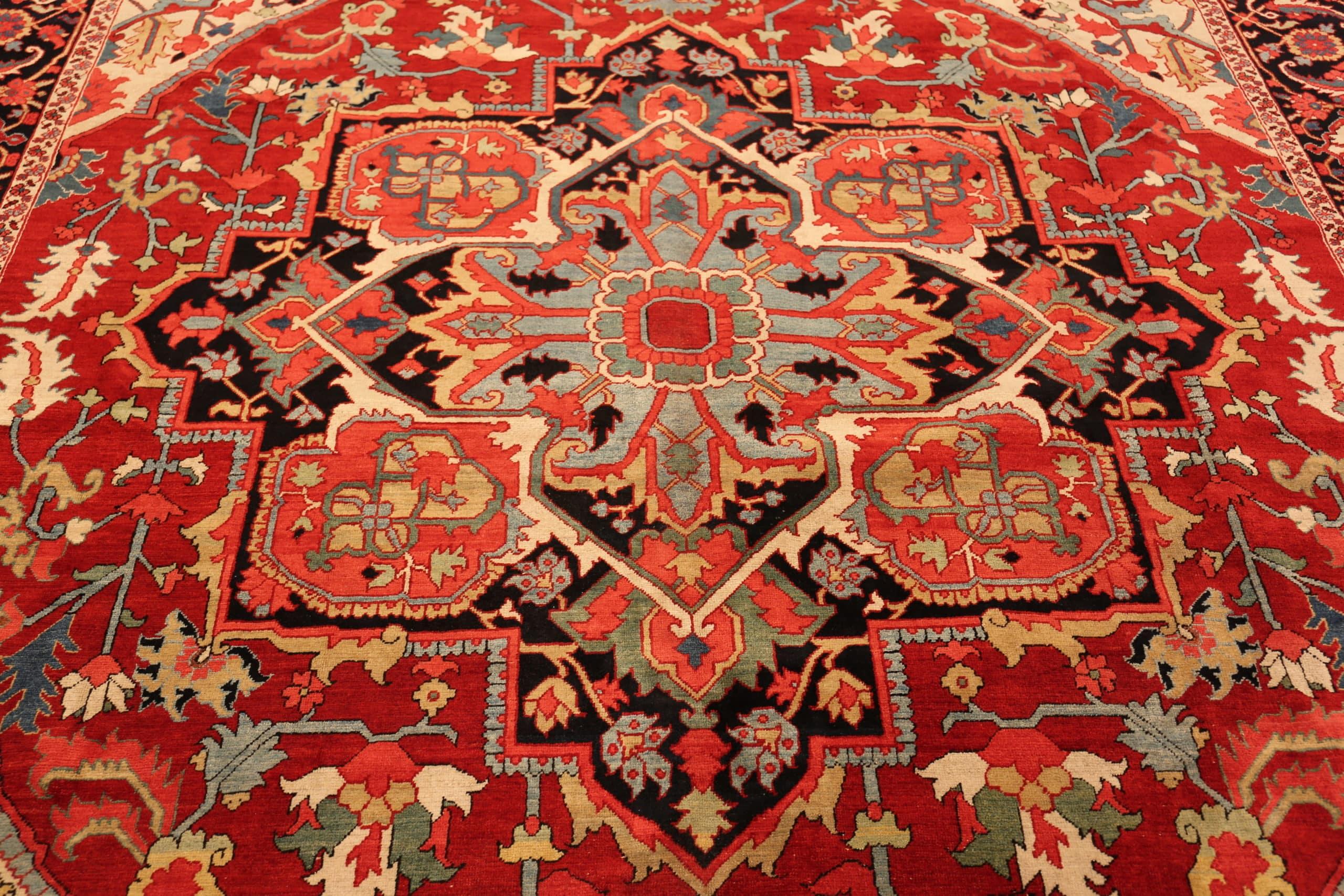 Antique Persian Heriz Rug. Size: 9 ft 8 in x 12 ft  In Good Condition For Sale In New York, NY