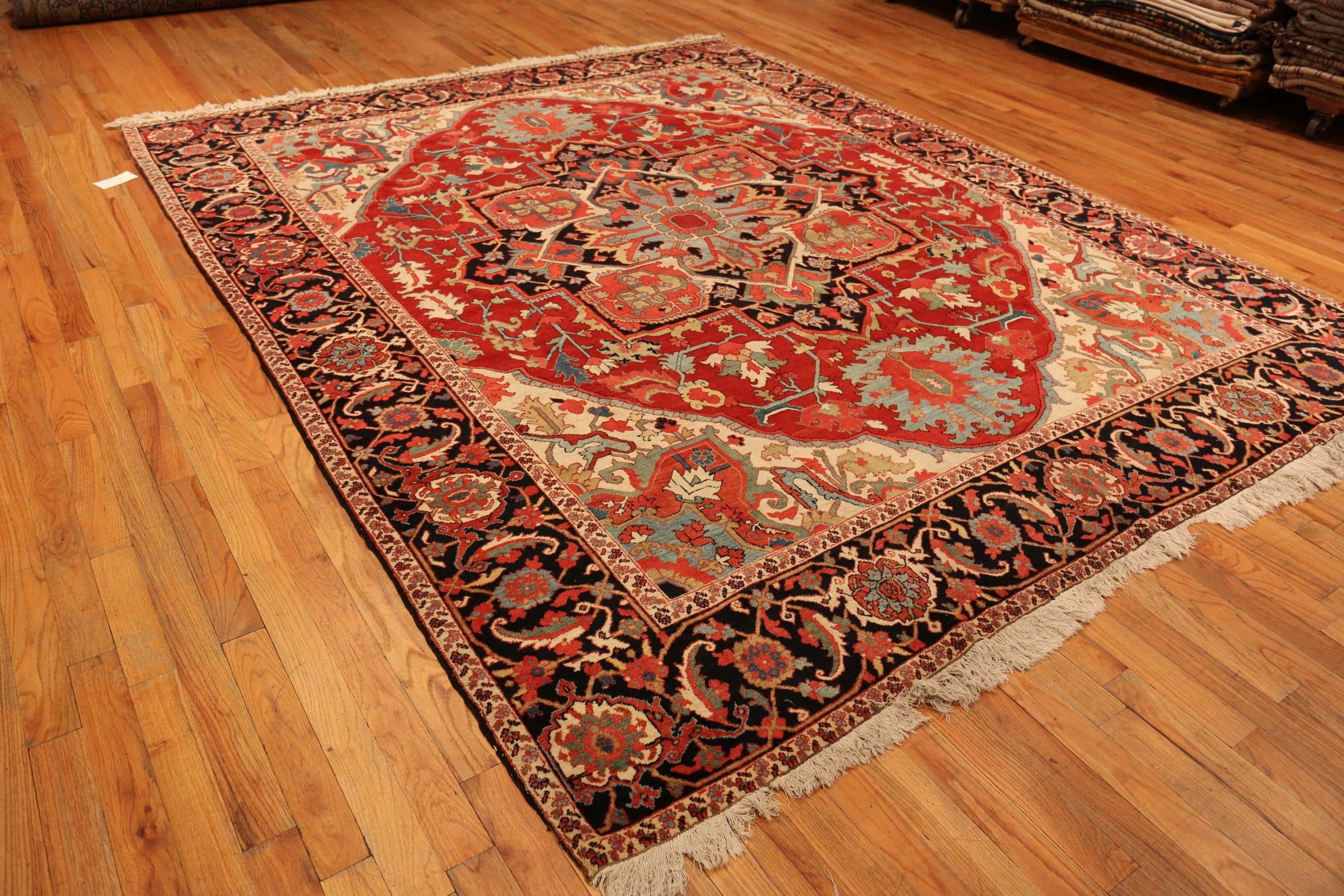 20th Century Antique Persian Heriz Rug. Size: 9 ft 8 in x 12 ft  For Sale