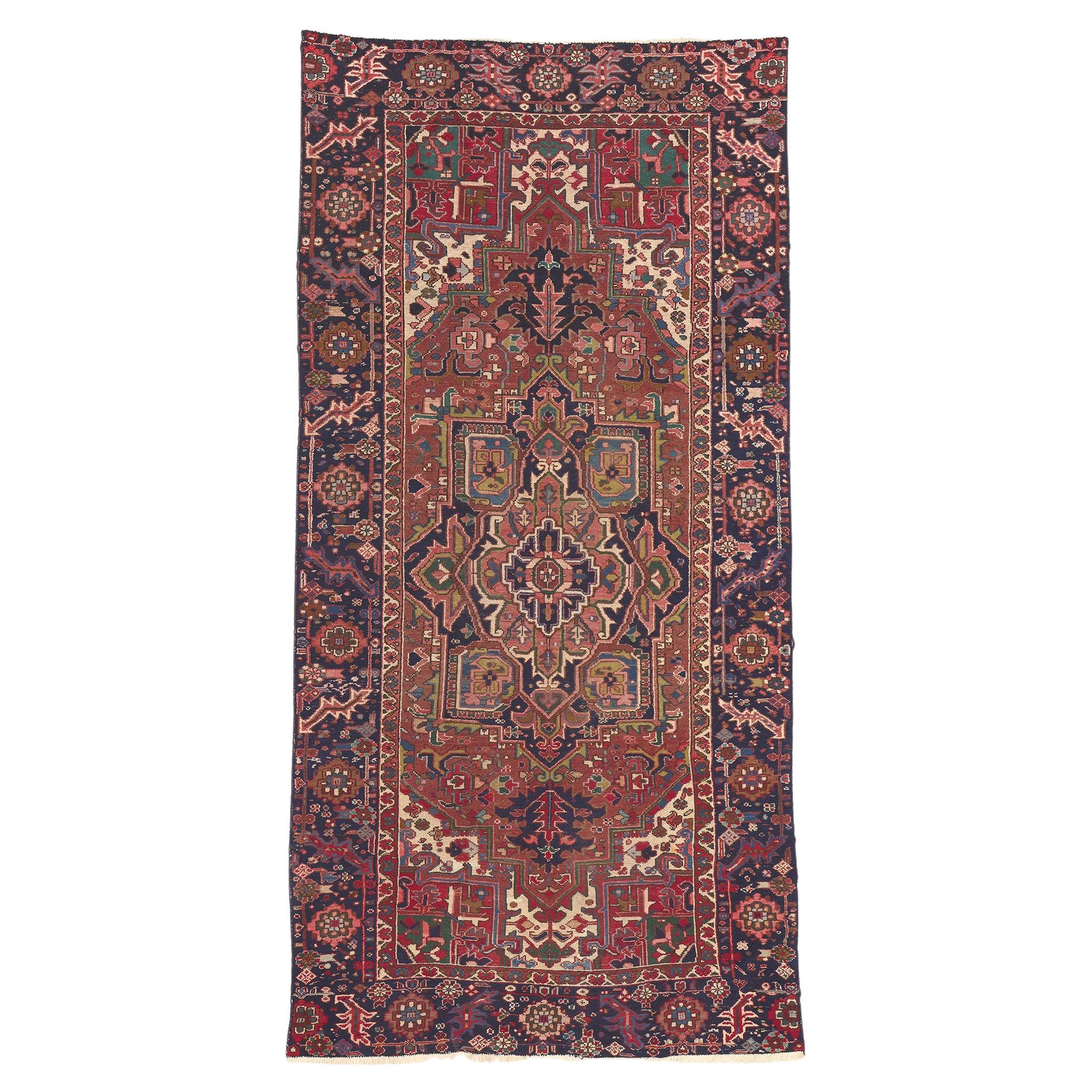 Tappeto antico Heriz Persian Gallery con stile Tudor Manor House inglese in vendita