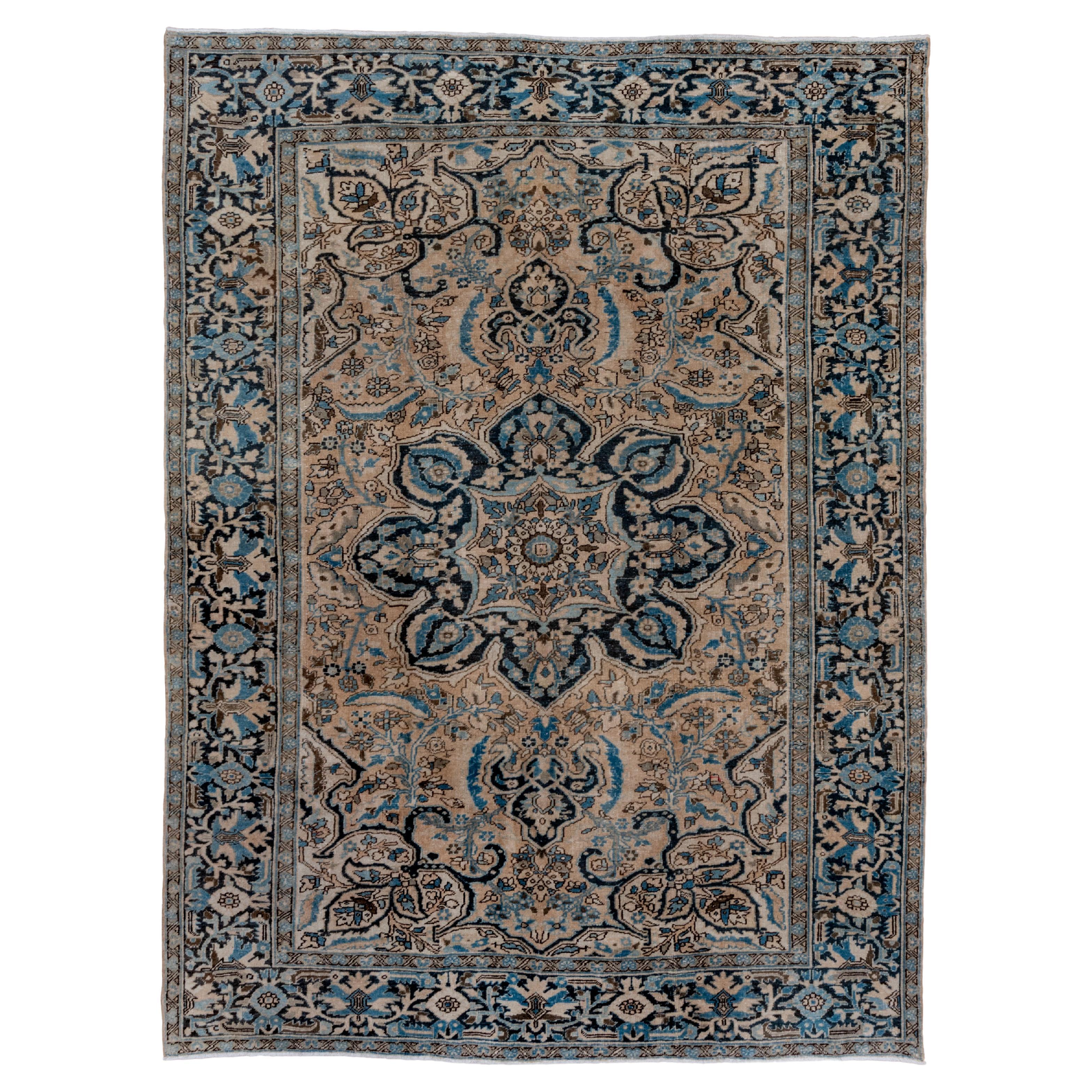 Antiker persischer Heriz-Teppich mit einem blauen Ahar-Medaillon in Karamell-Beige